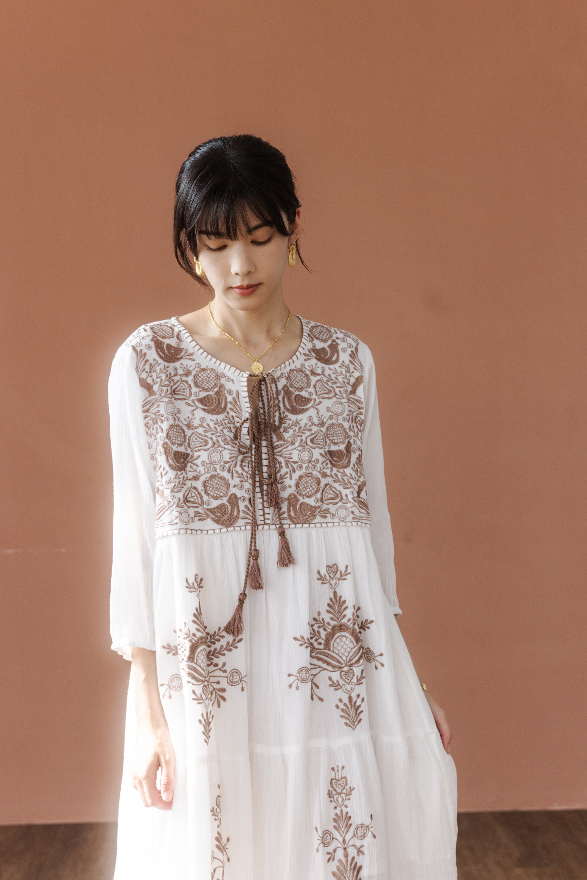 前綁帶刺繡長洋裝_粉咖