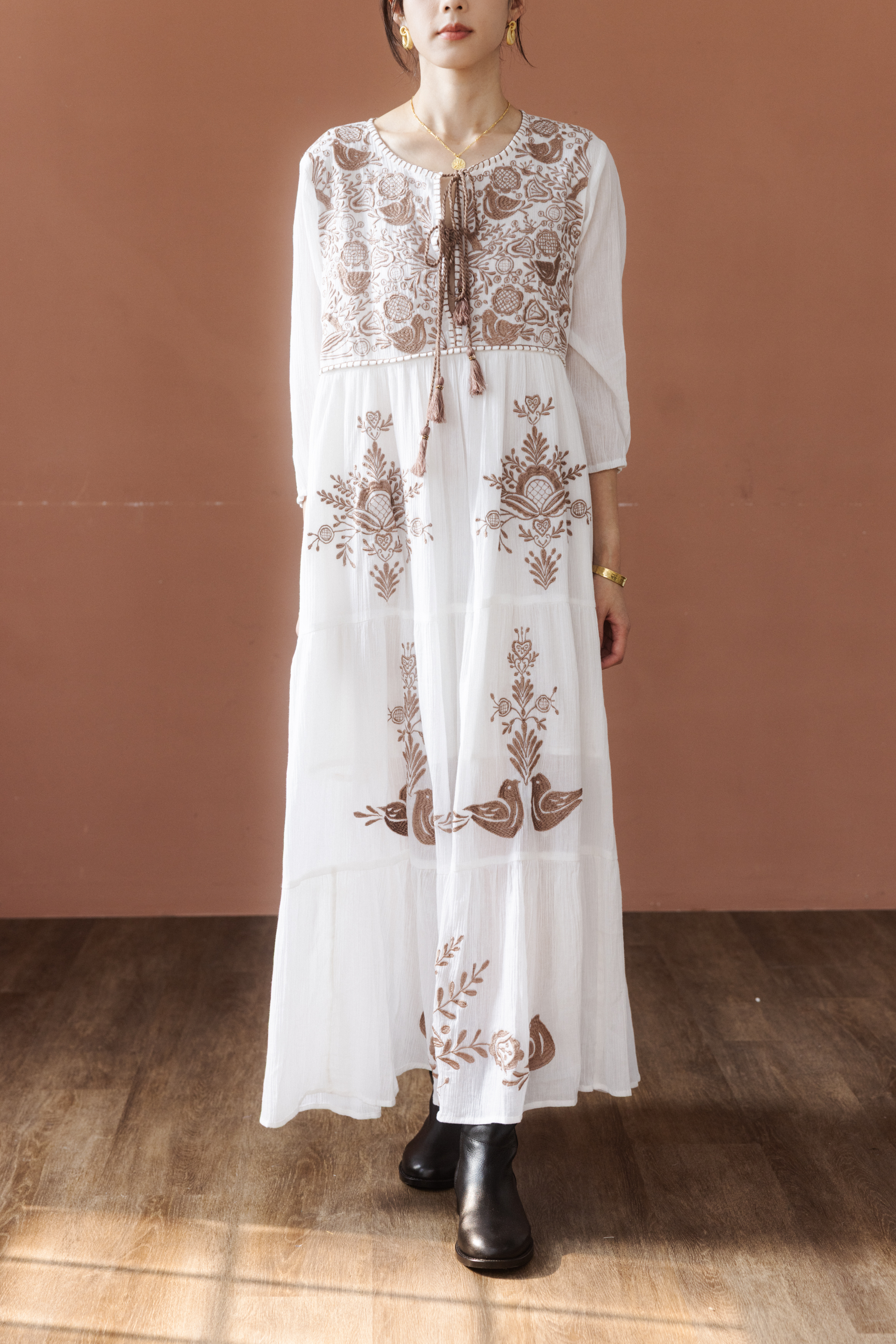 前綁帶刺繡長洋裝_粉咖