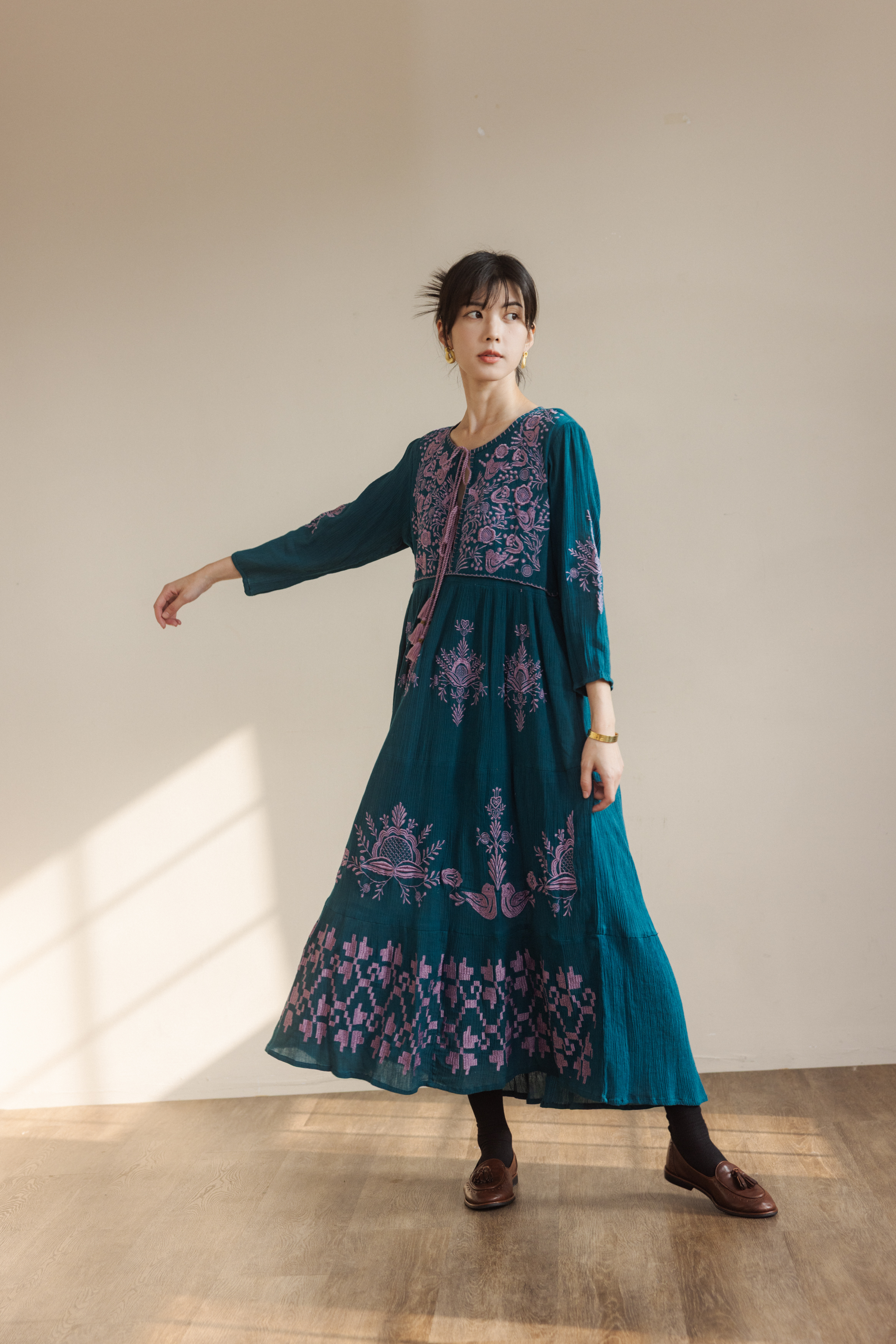 前綁帶刺繡長洋裝_藍紫