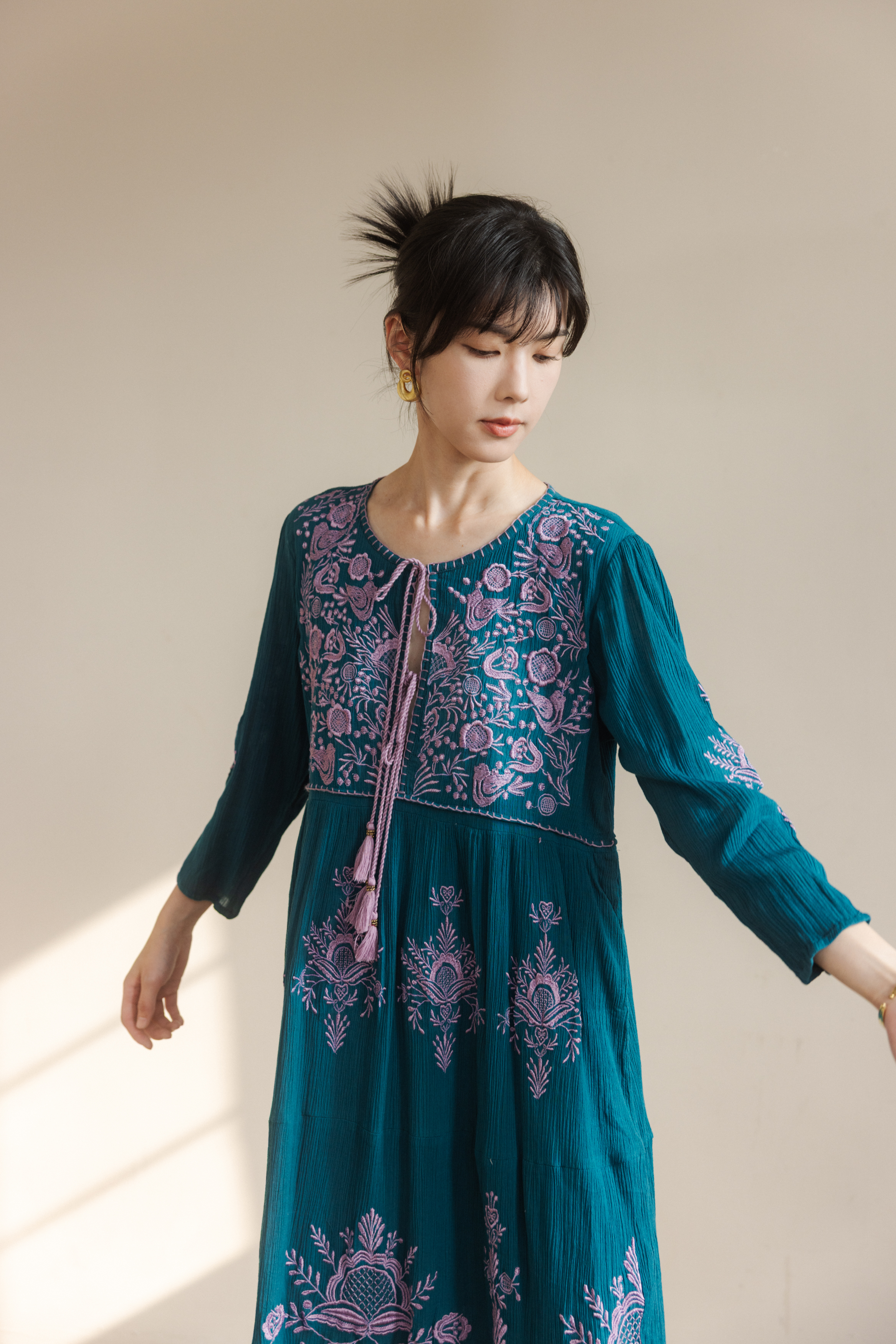 前綁帶刺繡長洋裝_藍紫