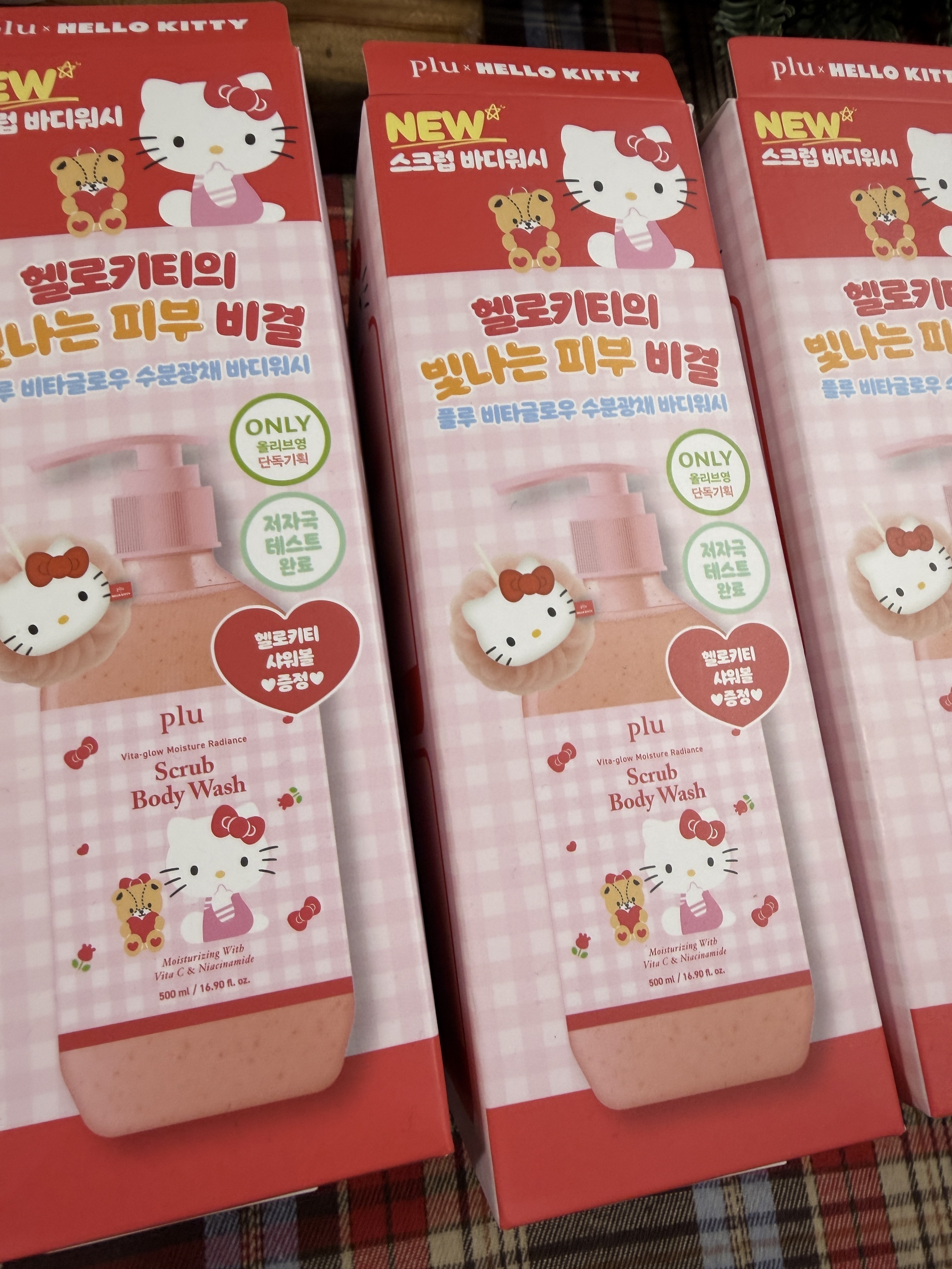 限定款 【PLU x HELLO KITTY  】身體磨砂膏  Wash 清新花香磨砂沐浴露  限定套裝:500g+送沐浴球【送禮自用都無問題 ✔️齊齊打造香香肌 ✔️改善乾燥皮膚 ✔️享受居家SPA的樂✔️】