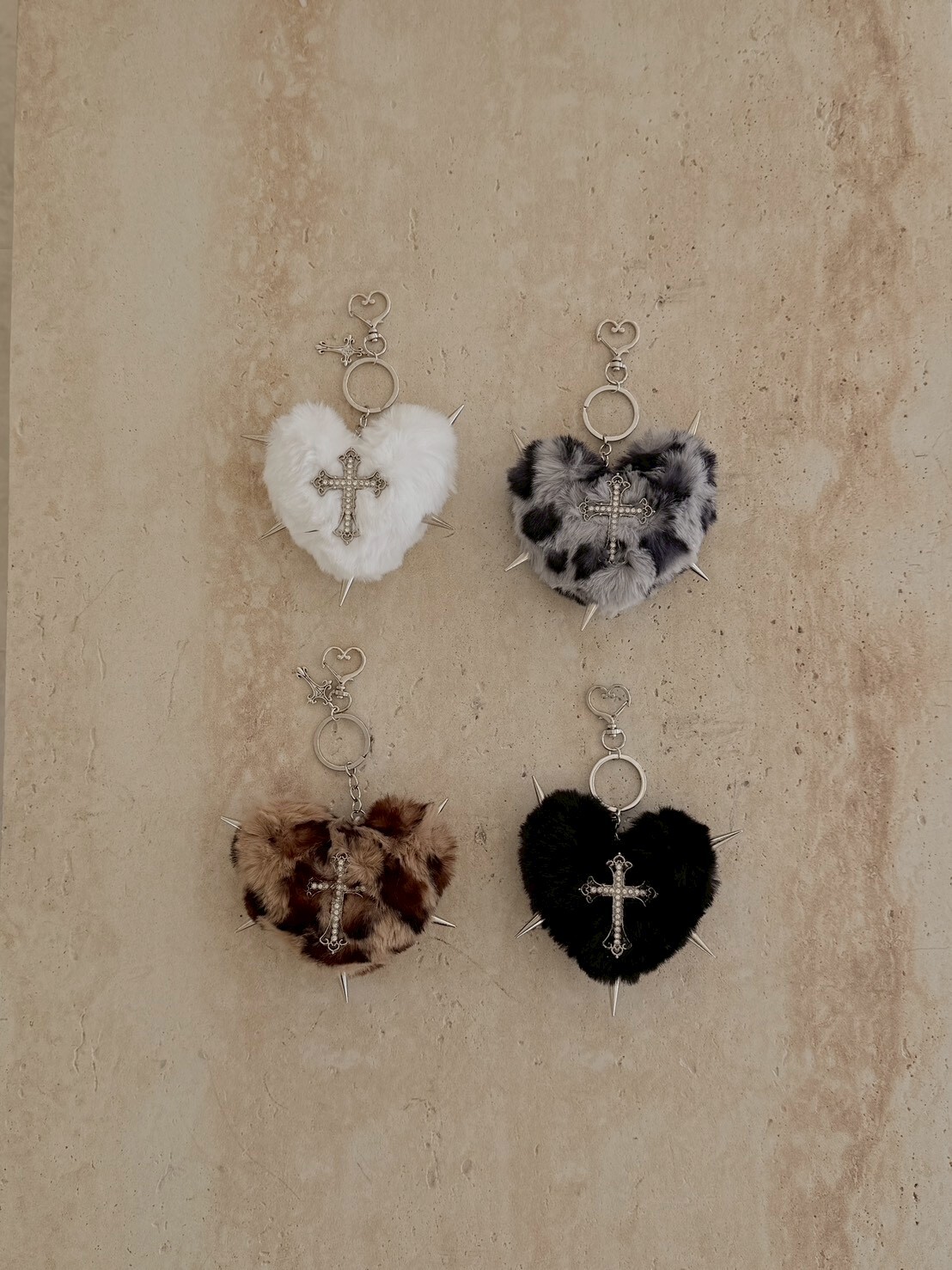 十字愛心卯釘 豹紋毛毛吊飾 4colors