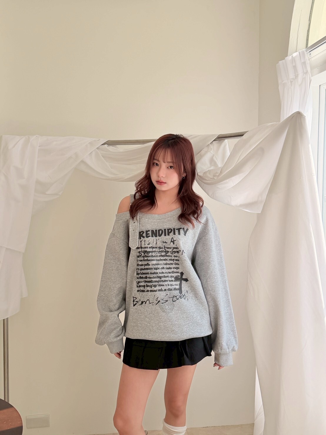 甜酷美式 斜肩吊帶十字大學踢