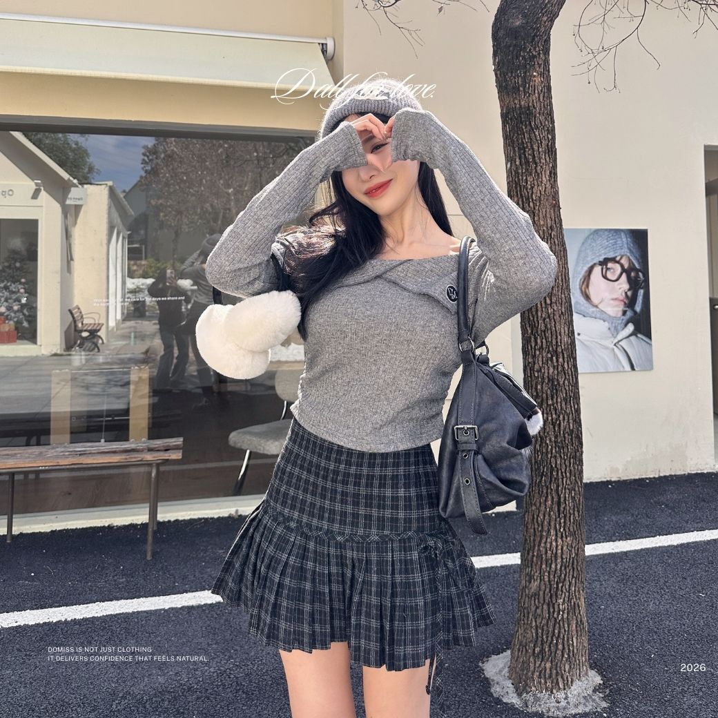 【攻心黑馬】DOMISS自訂刺繡圓標-翻領露肩毛衣-2色 露肩 保暖 毛衣 (現+預)