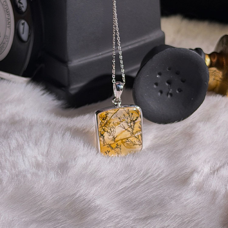 枯木感小樹膠花項鍊A：小樹膠花