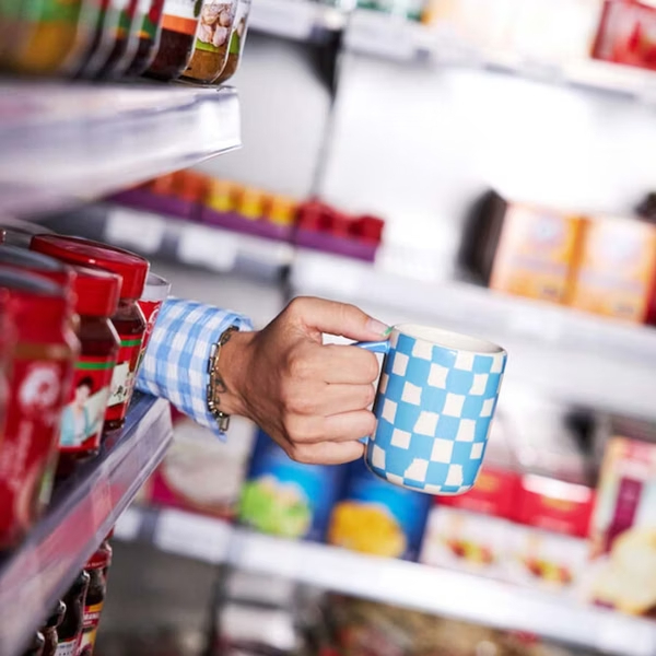 ByOn-Liz 馬克杯,棋盤格紋款(藍白色),採用棋盤格圖案和凌亂方塊是Byon代表性圖騰