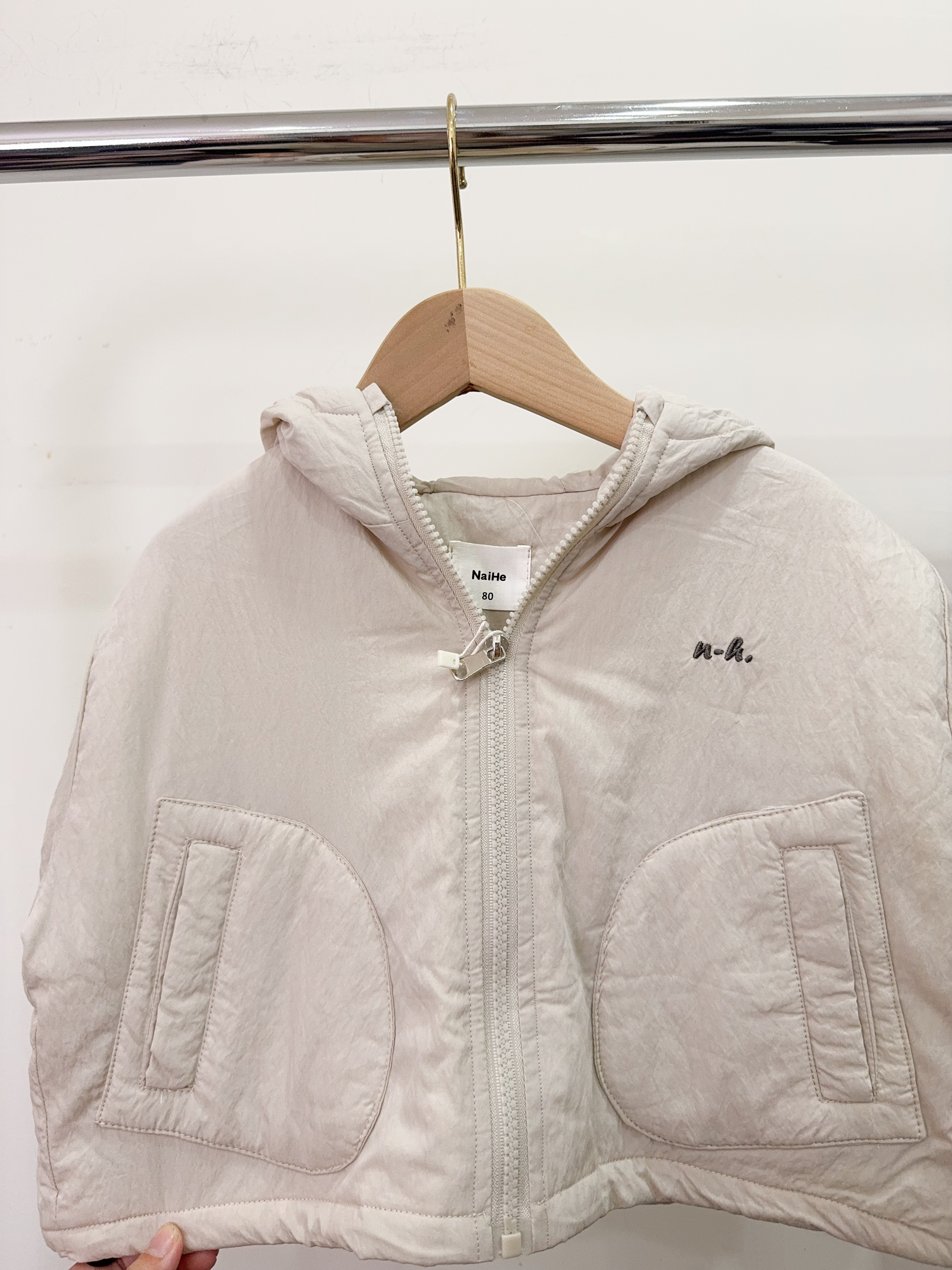 NH6838刺繡半圓口袋鋪棉外套