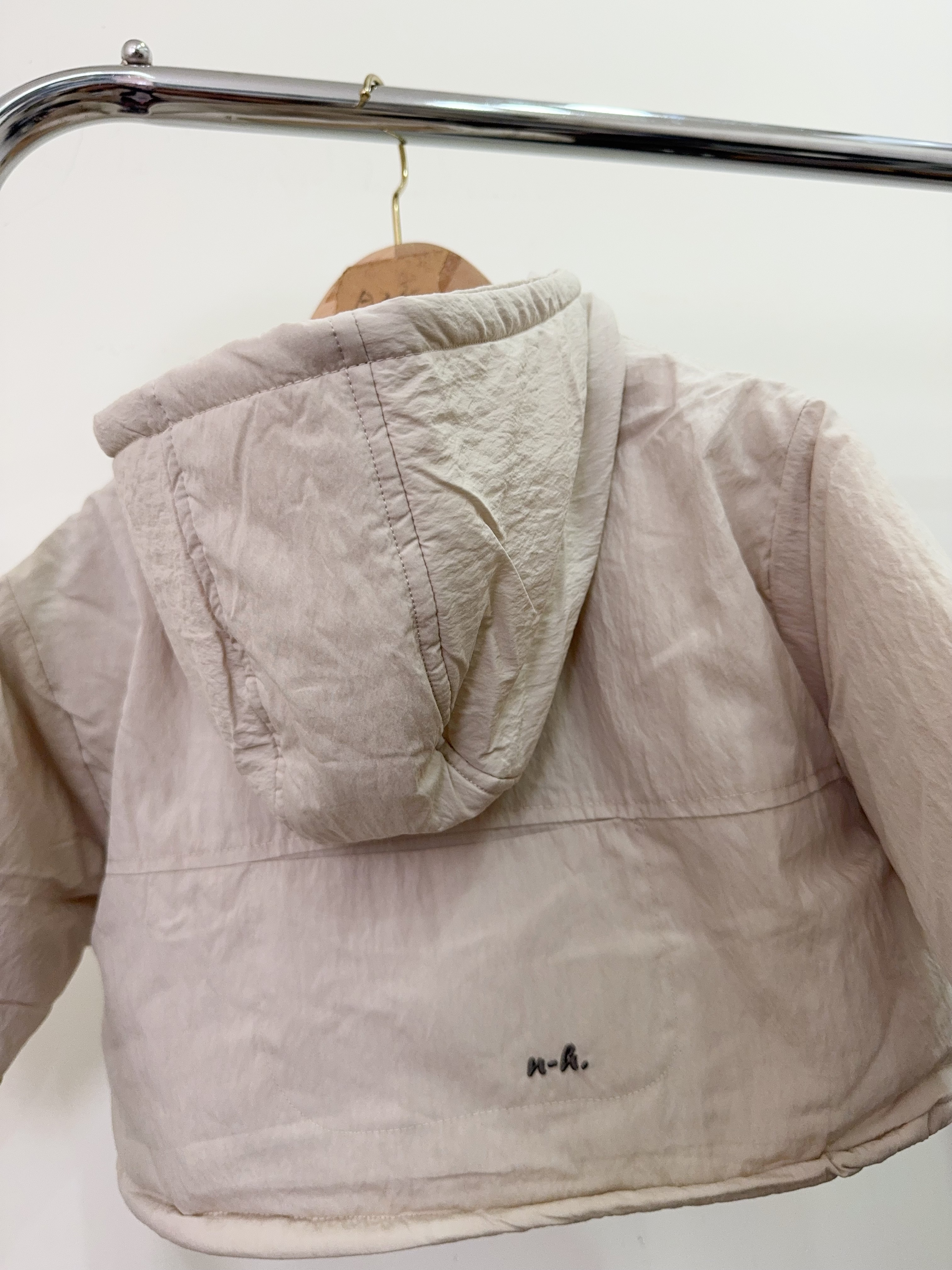 NH6838刺繡半圓口袋鋪棉外套