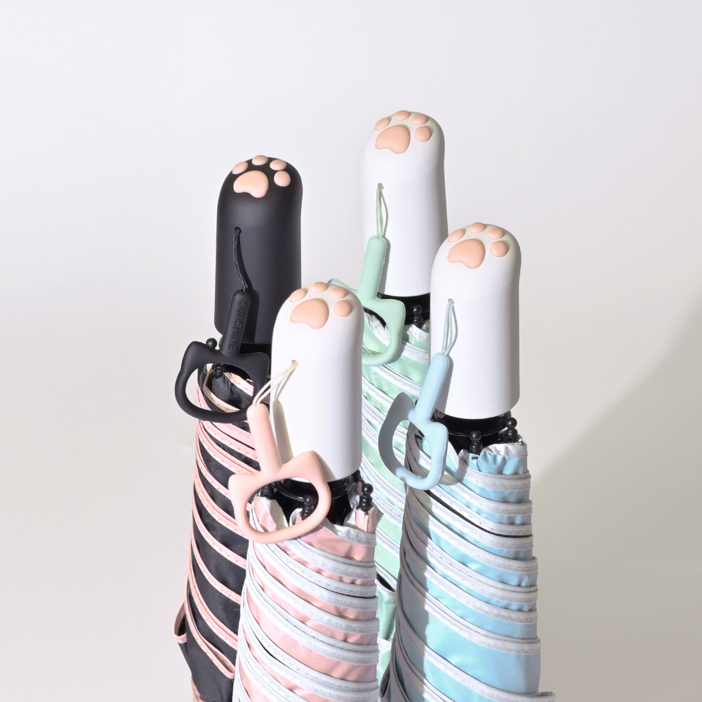 特寫雨傘手把上可愛的貓掌設計