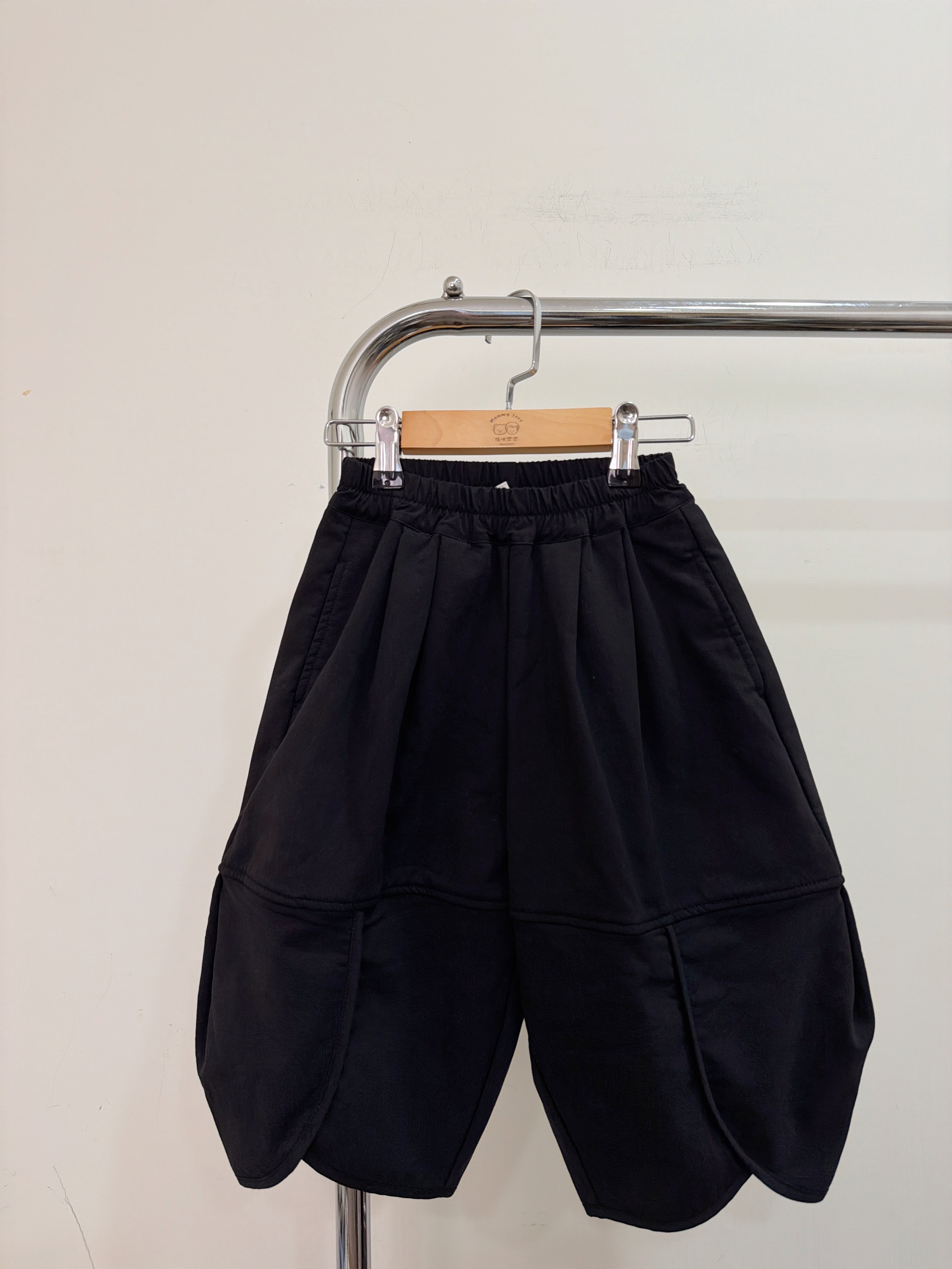 53237設計師家-褲口不規則開衩彎道褲