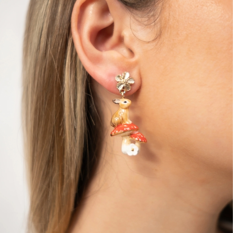 童話小蘑菇上的叢林棕兔瓷耳環
