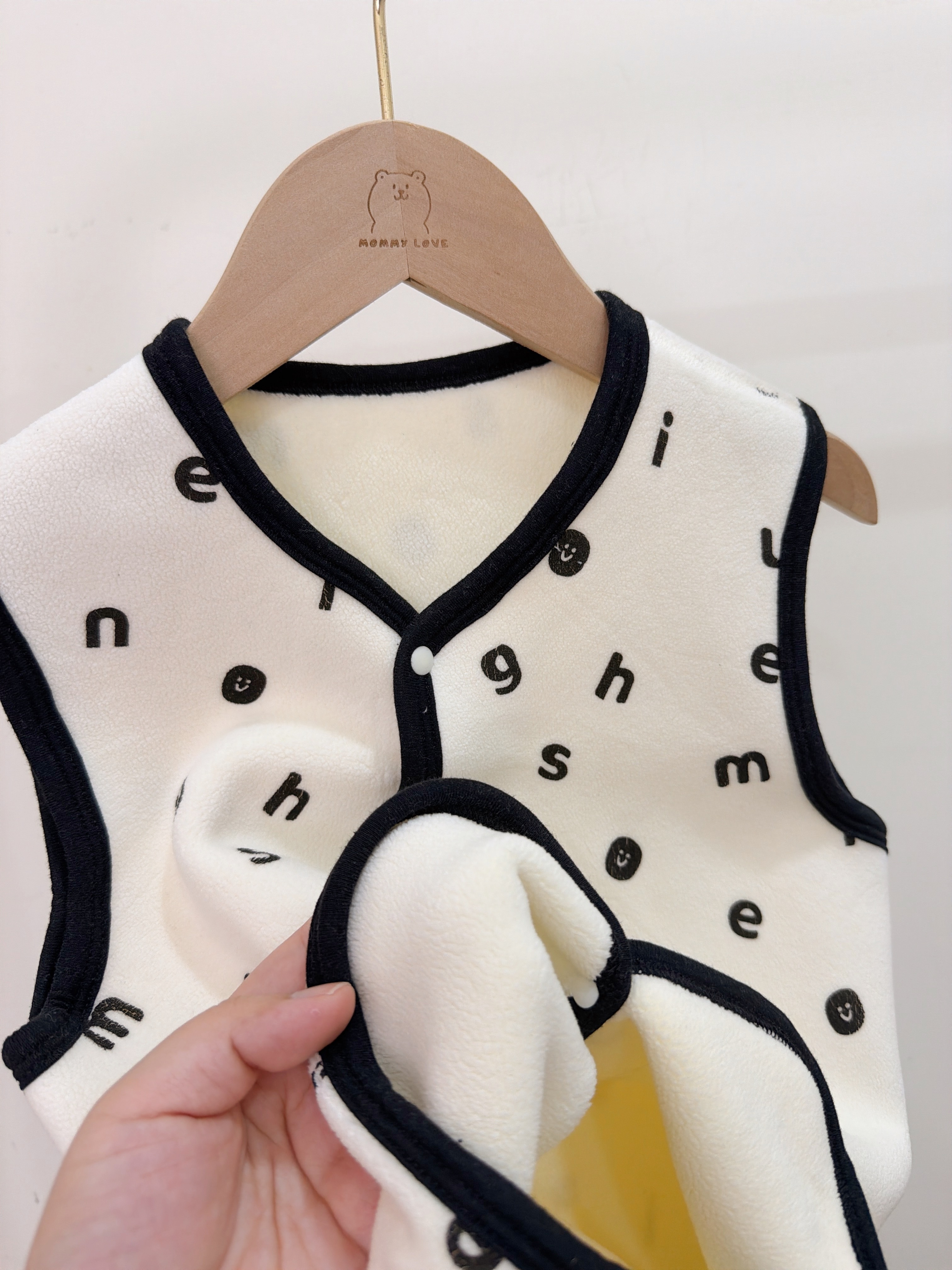 x82218-2 字母款搖粒絨背心