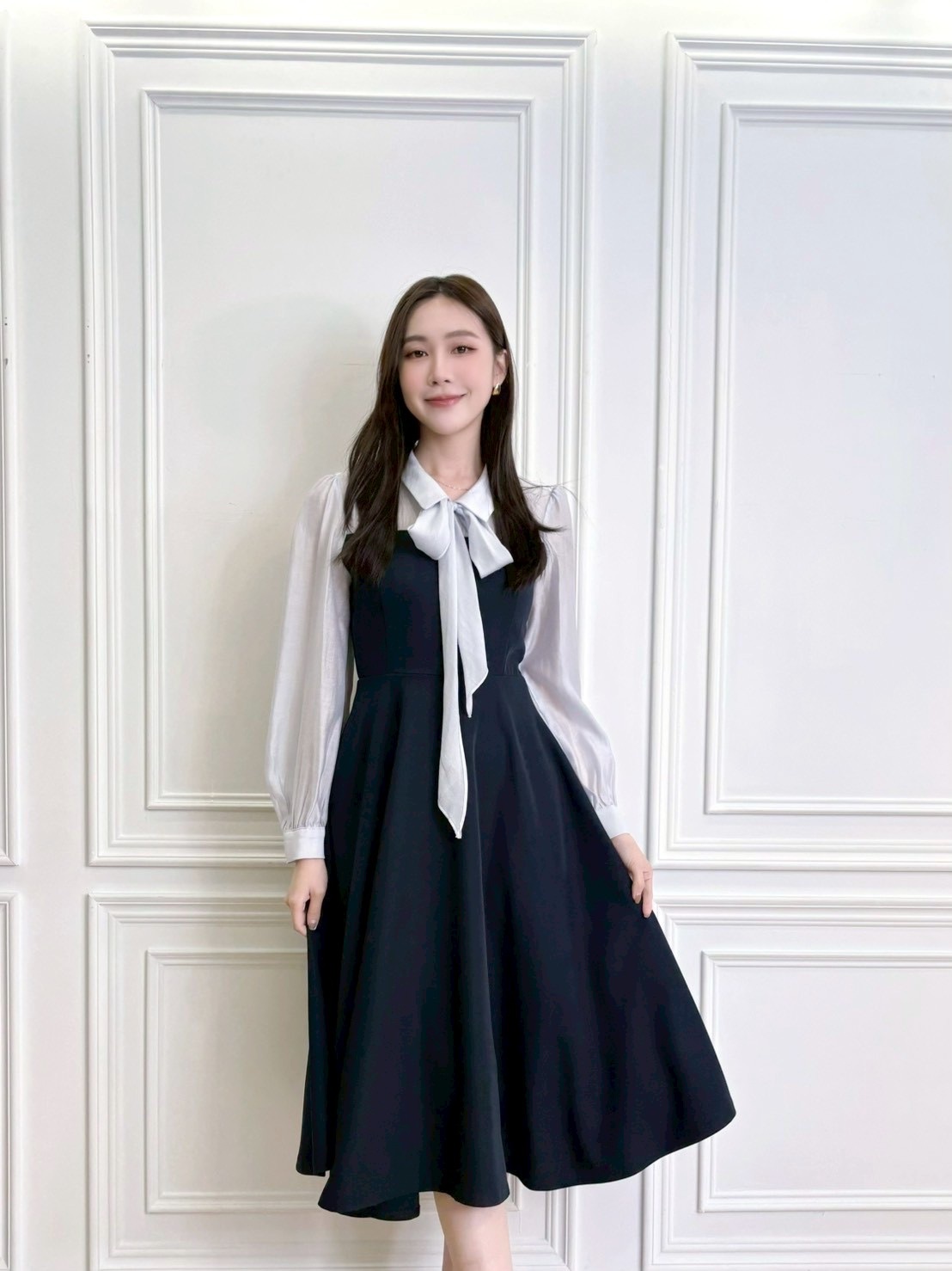 翻領透紗感領巾洋裝-及膝款