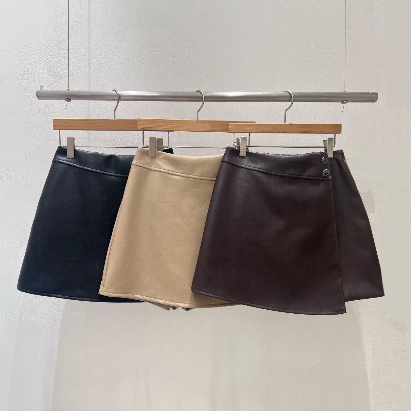 後腰鬆緊交疊造型PU皮革短褲裙-F / 3色