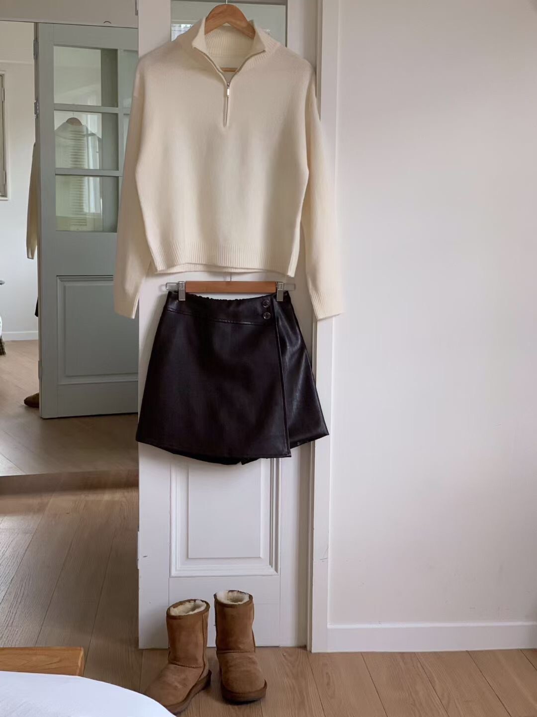 後腰鬆緊交疊造型PU皮革短褲裙-F / 3色