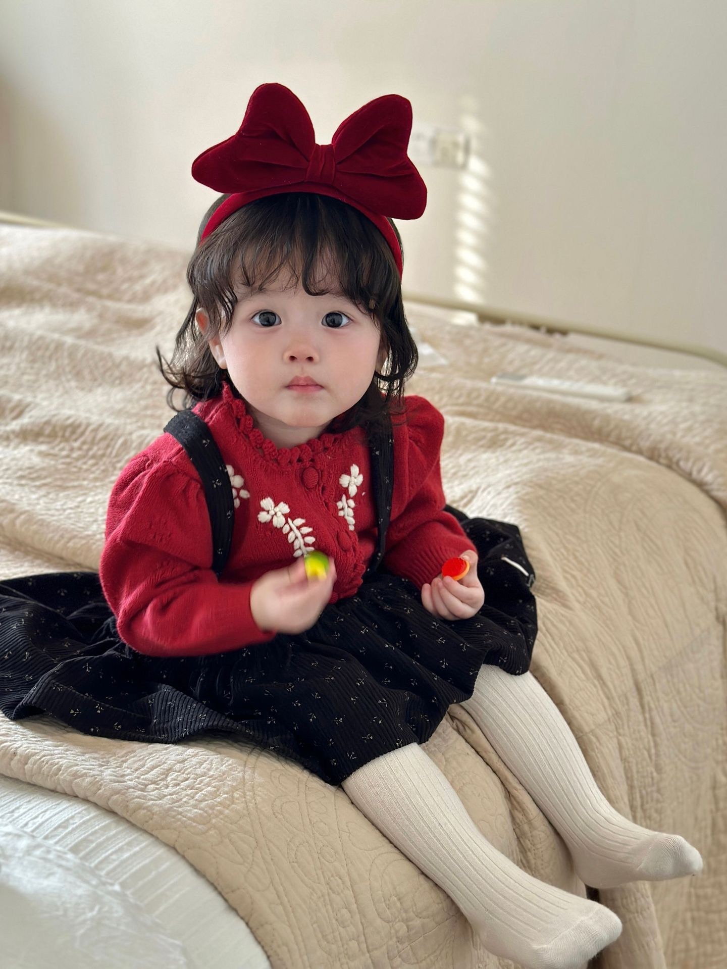 刺繡花紅色毛衣/碎花吊帶裙