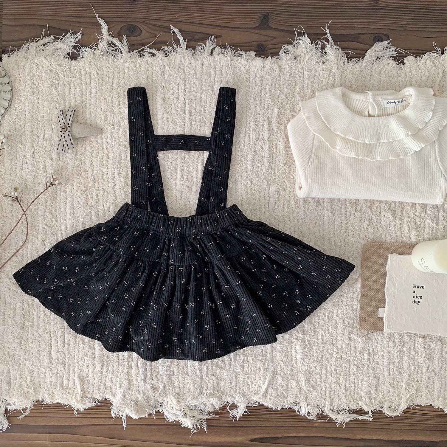 刺繡花紅色毛衣/碎花吊帶裙