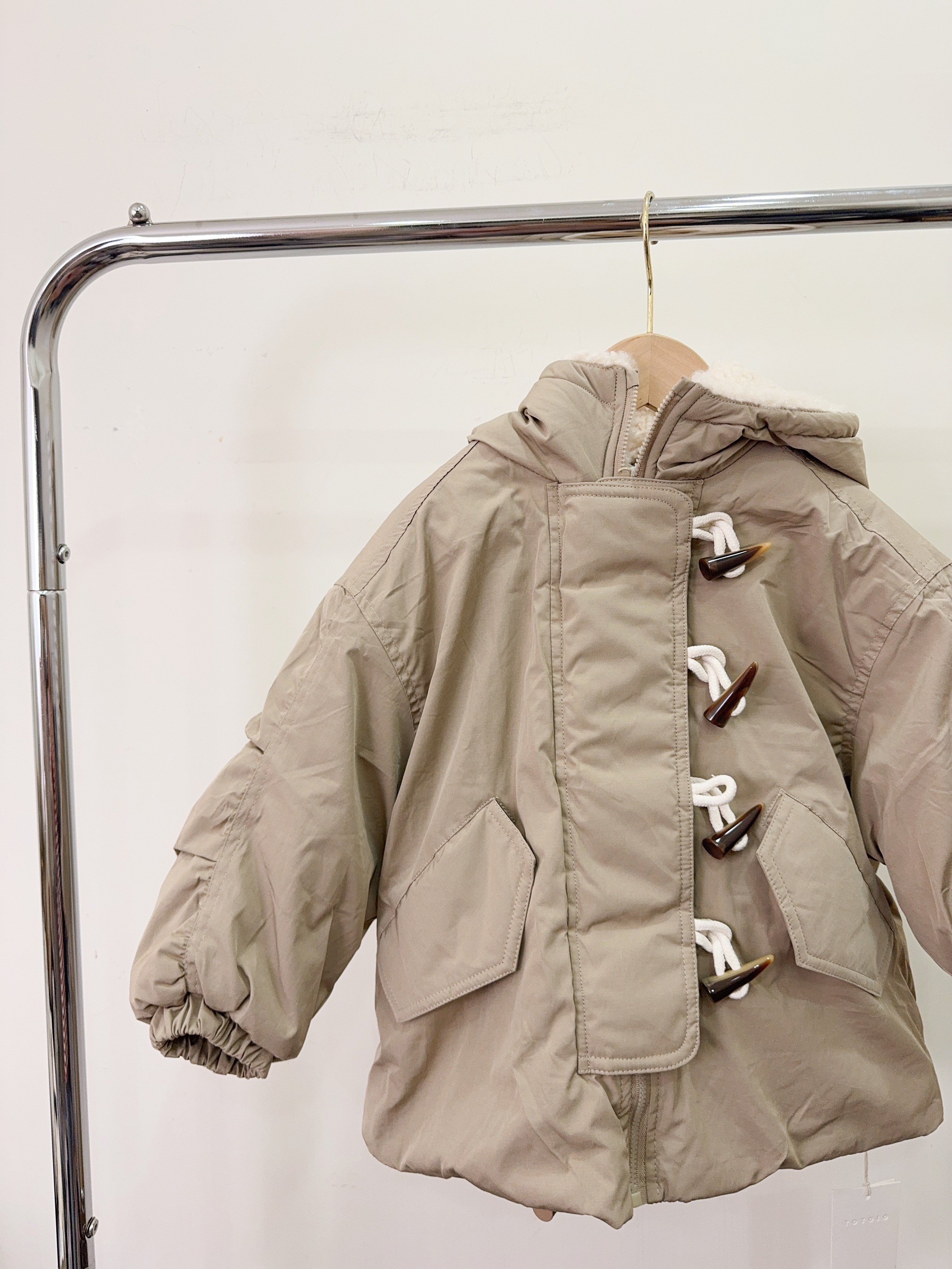 53311設計師家-長版牛角扣連帽外套