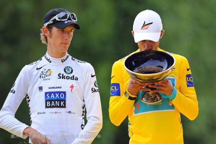 2010 年環法頒獎台,Andy Schleck 身穿白衫,旁為身穿黃衫的 Alberto Contador,象徵當年因掉鏈爭議而錯失黃衫。