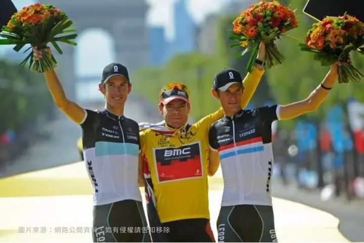 2011 年環法最終頒獎台,Cadel Evans 站上黃衫位置,Andy(左) 與 Fränk Schleck 兄弟分居第二與第三名。