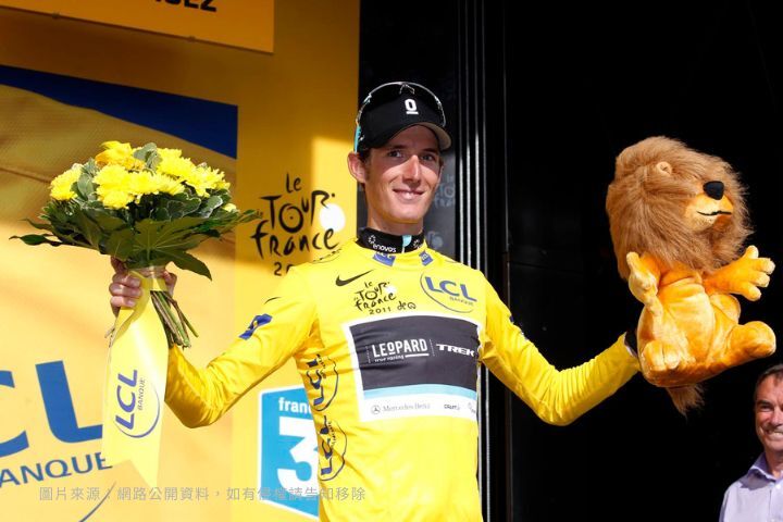 Andy Schleck 在 2011 年環法穿上黃衫的舞台畫面,展現他在高山站後短暫領先總成績的時刻。