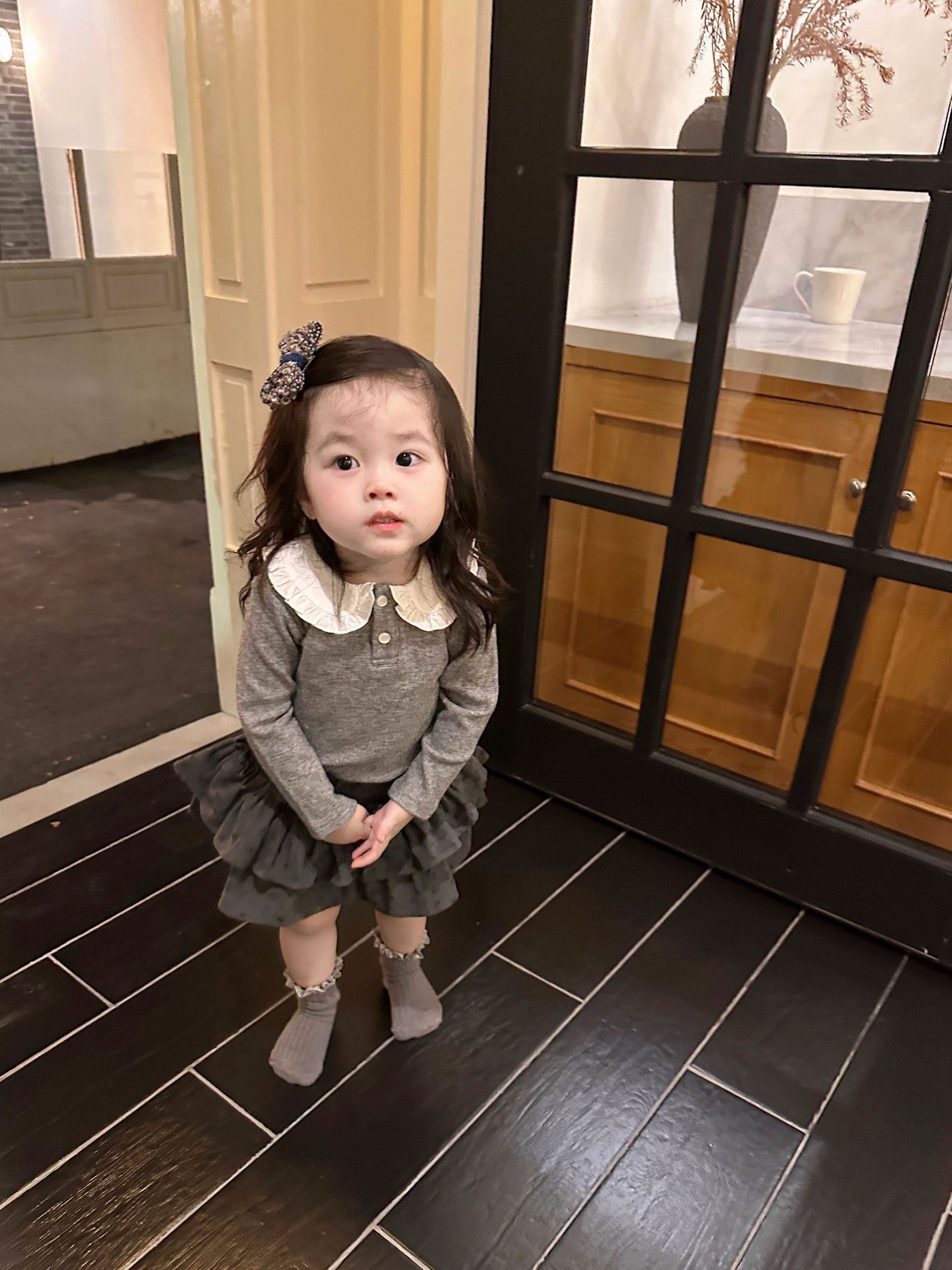 花邊領甜美上衣/灰色絲絨短褲