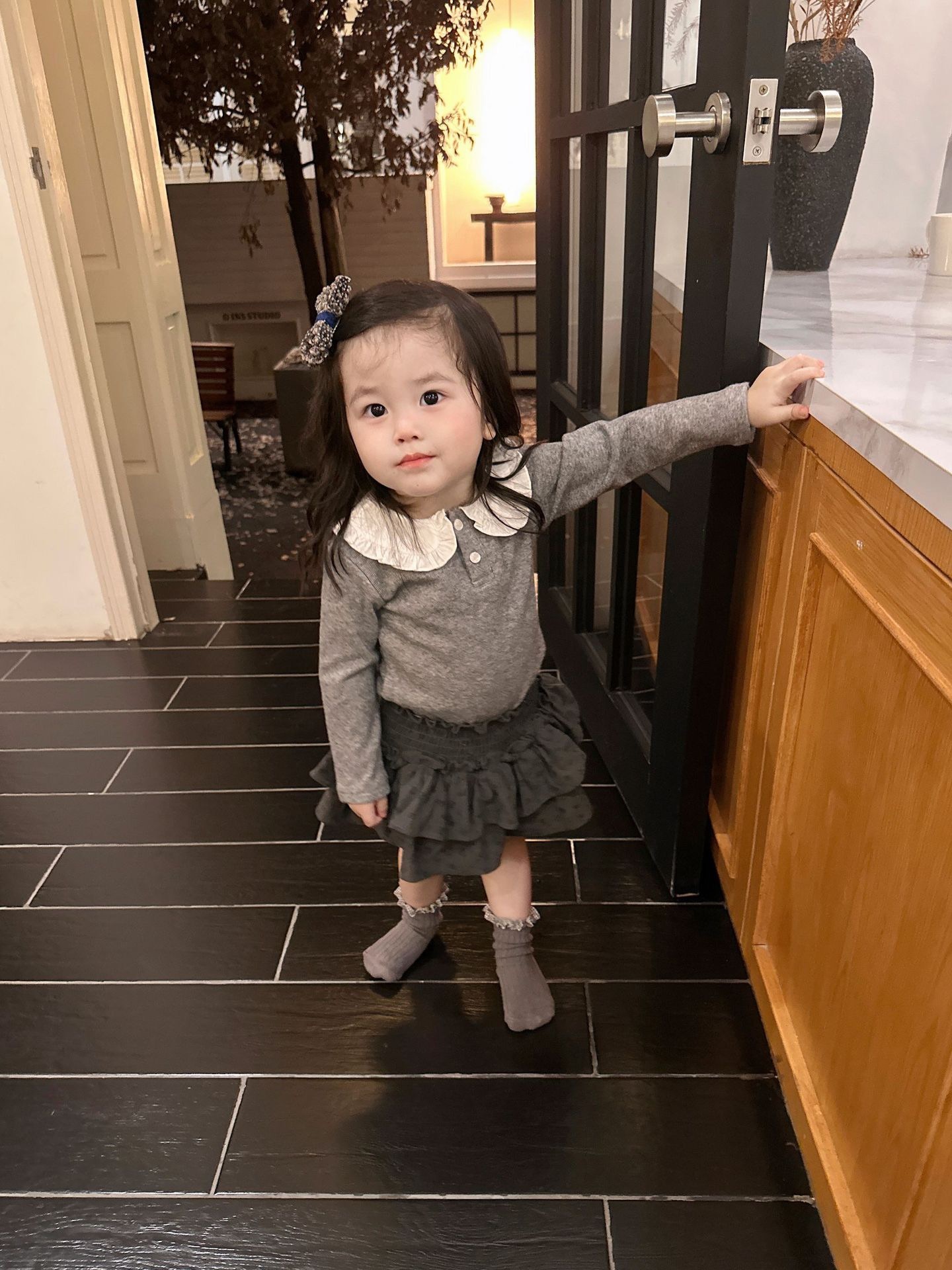 花邊領甜美上衣/灰色絲絨短褲