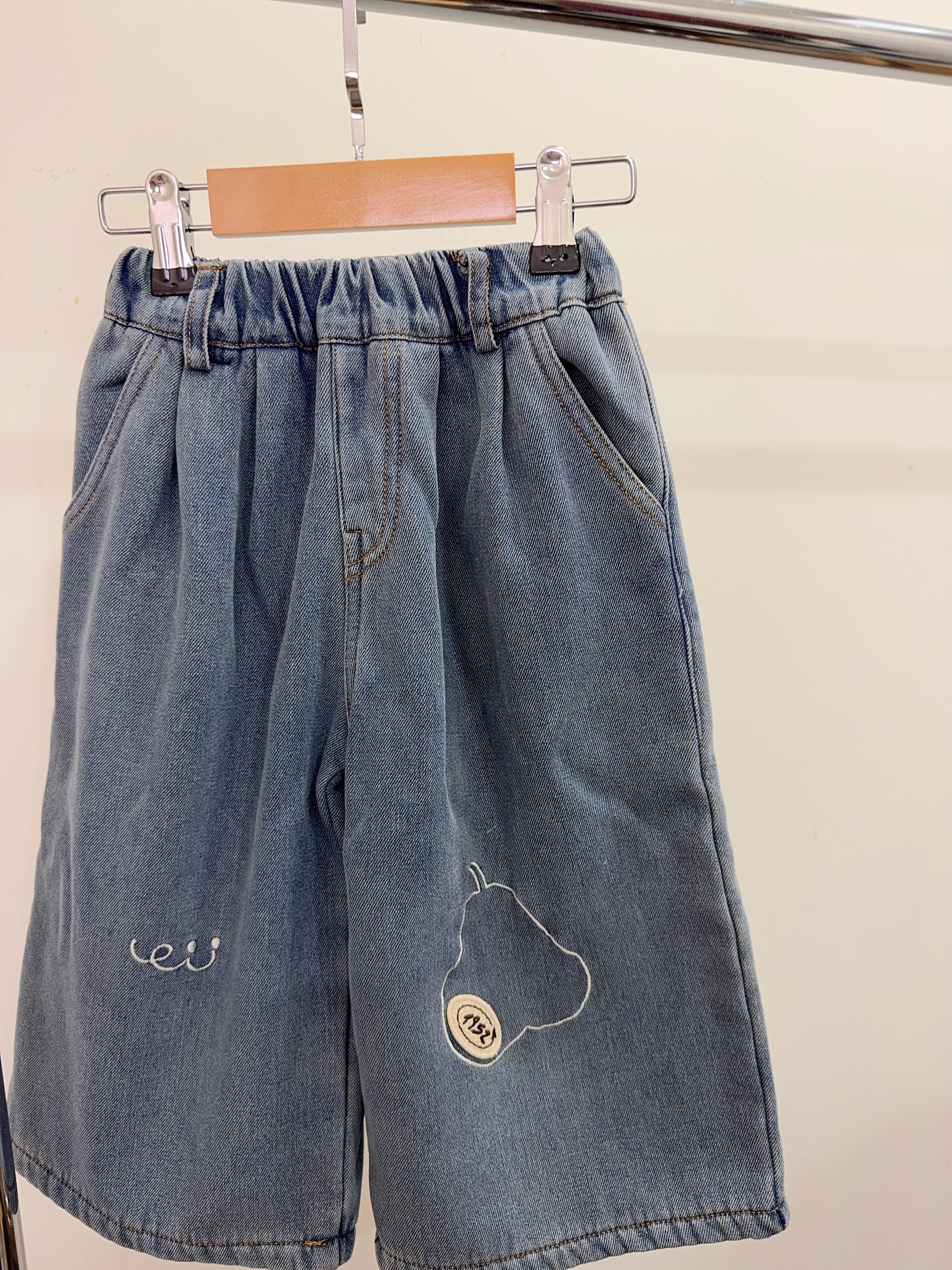 H022酪梨刺繡牛仔寬褲