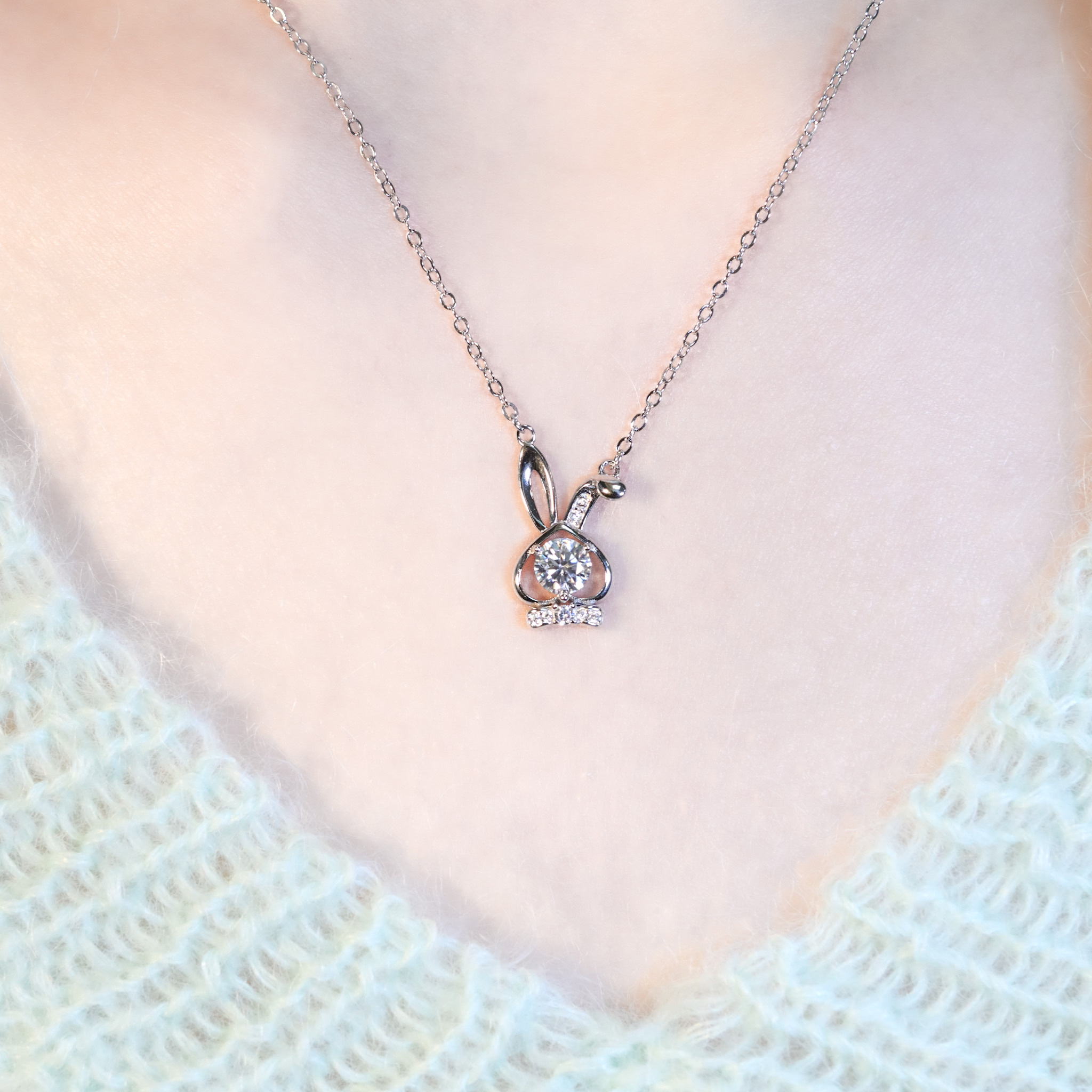 | 925純銀・厚鍍白金・莫桑石 | 鑽光傳遞愛意小兔項鍊 | NE1537 |