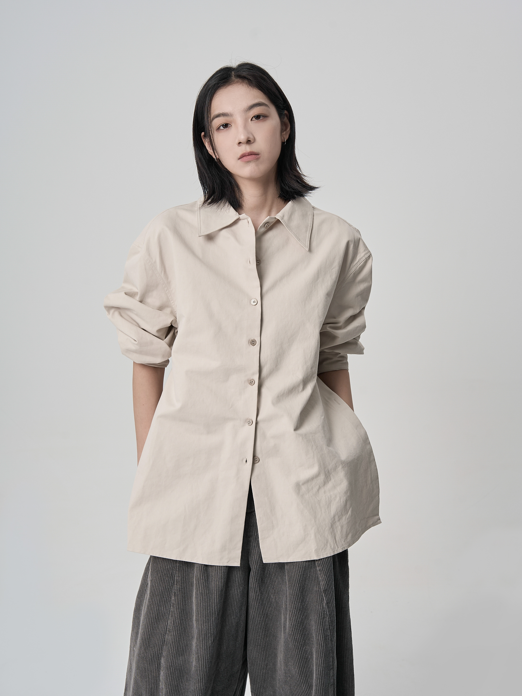 下擺開衩多釦襯衫-卡其