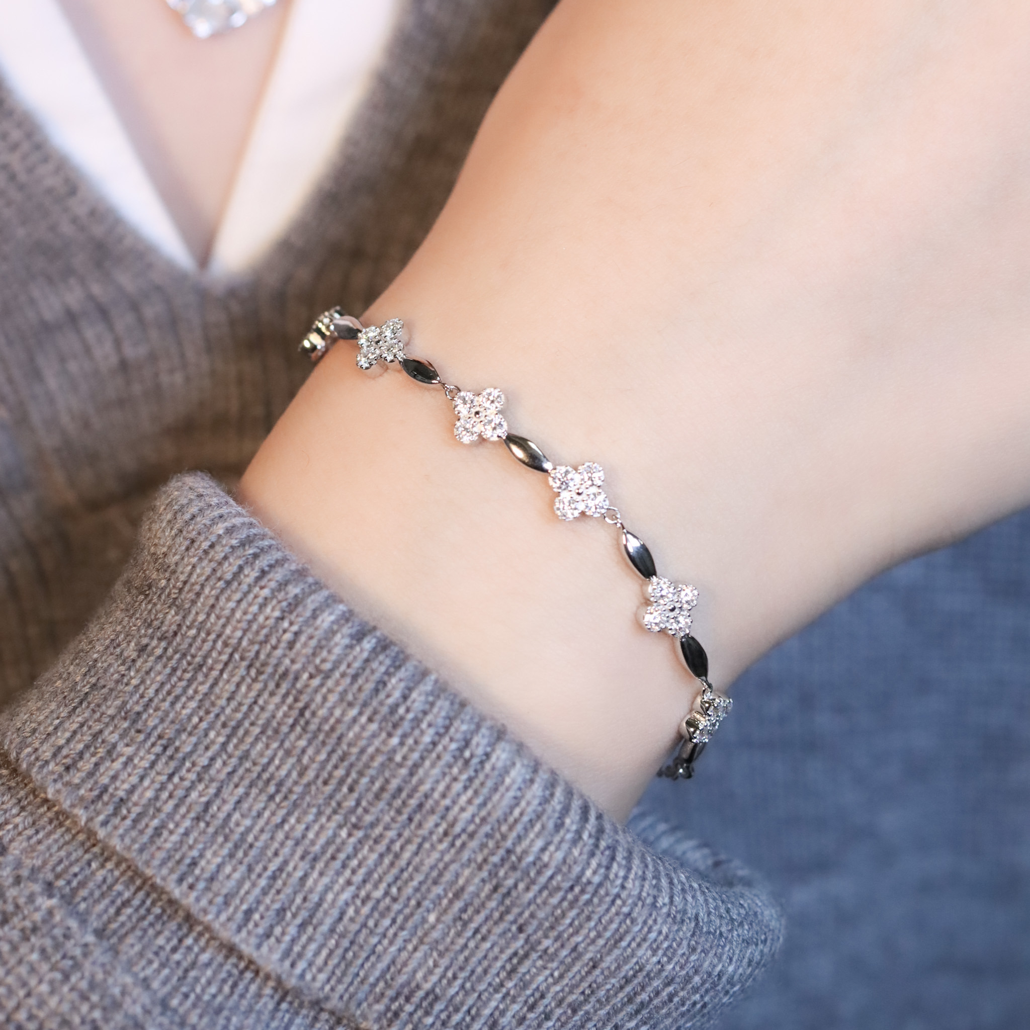 | 925純銀・ 厚鍍白金 ・莫桑石 | 鑽光幸福軟手鐲 | BR1451 |