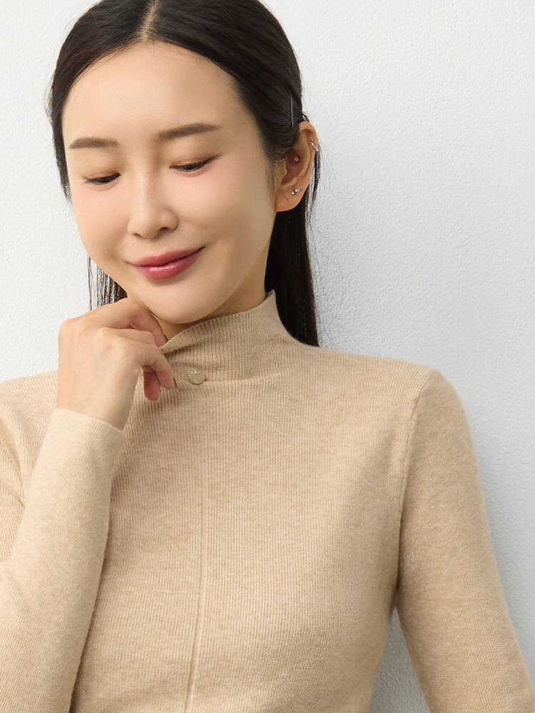 微領細節針織上衣