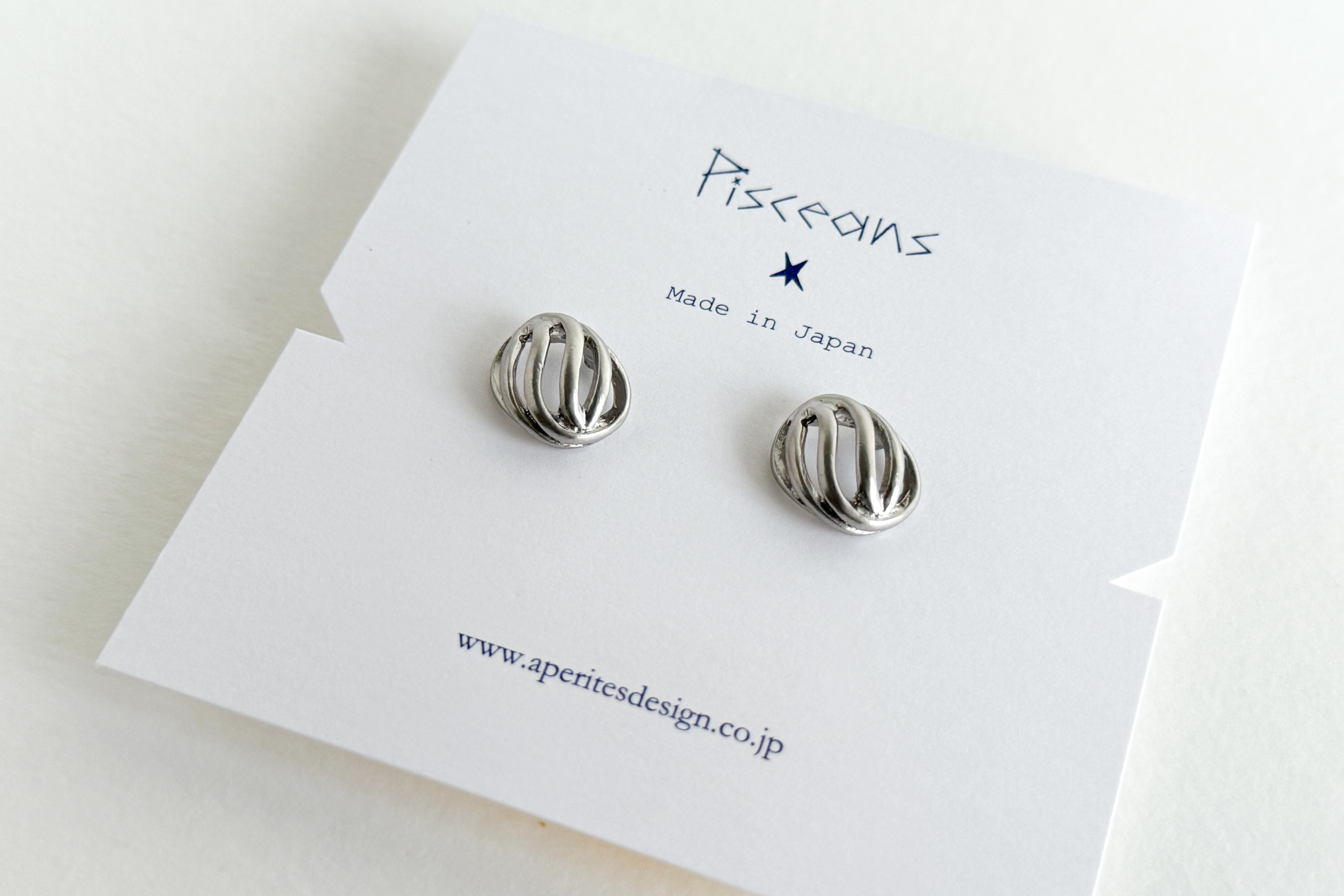 Pisceans-流線鏤空半球針式耳環 SV