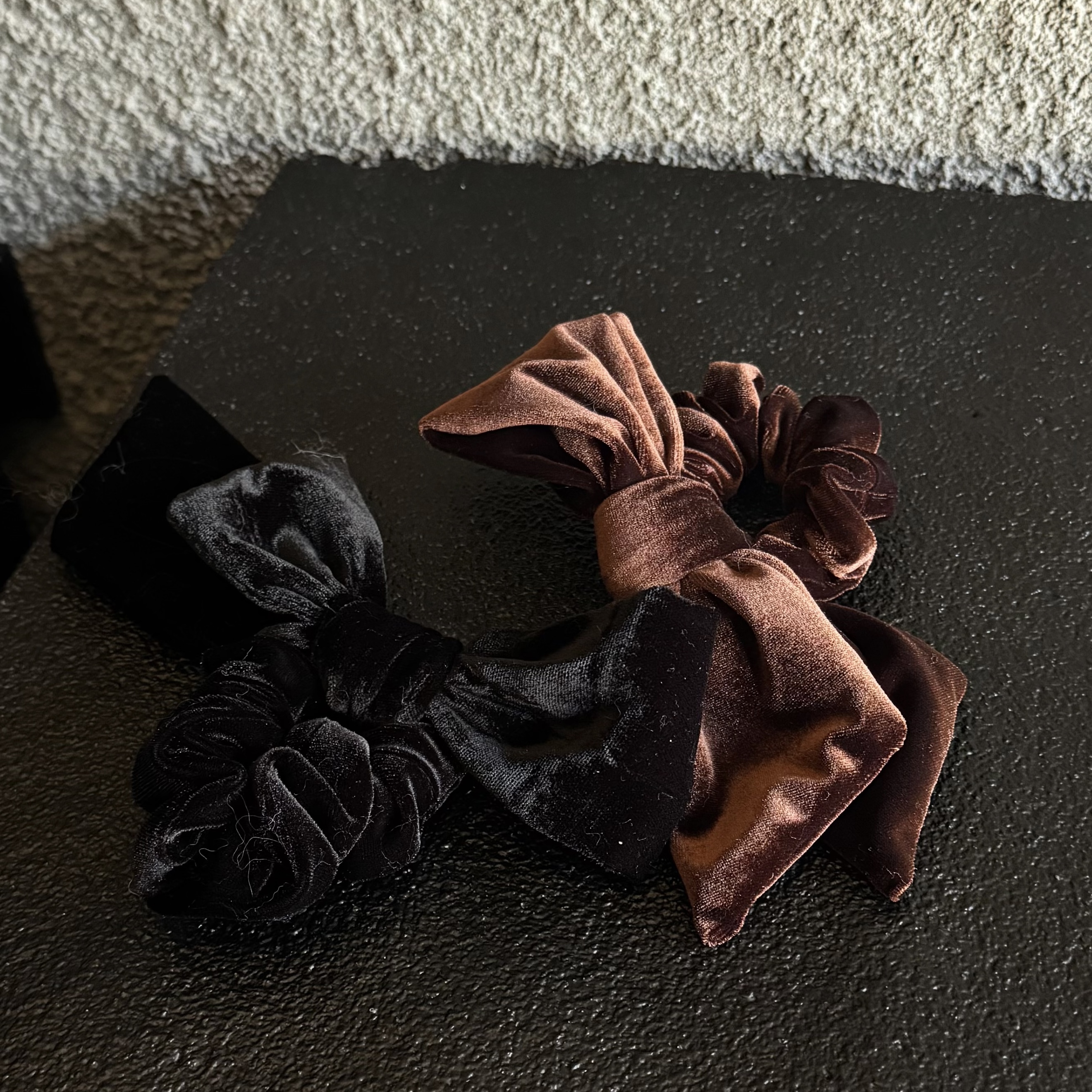 DE28蝴蝶結髮圈(B絨光澤款-咖/黑，不折扣)
