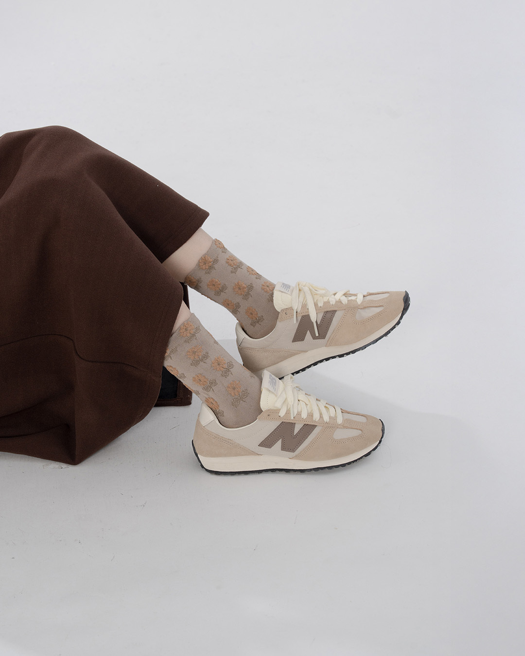 Retro-style 3D floral mid-calf socks, available in two colors.【07110603】in stock+pre-order