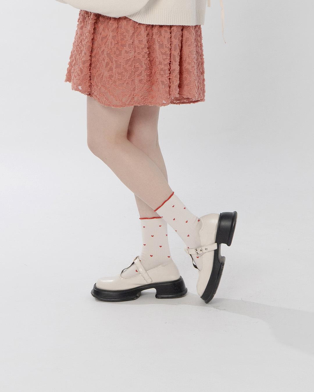 Glittery heart-shaped mid-calf socks with ruffled trim, available in two colors.【07110605】in stock+pre-order