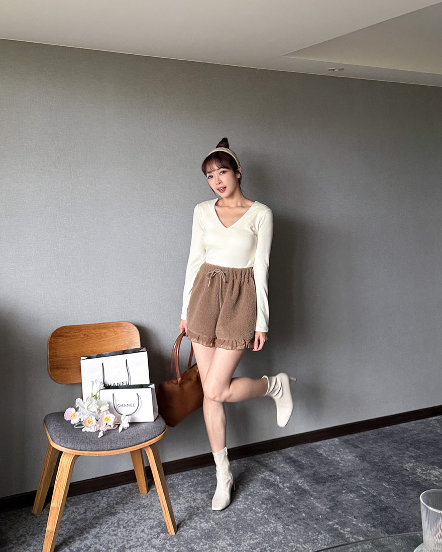 LINA LINA泰迪奶霜QQ絨毛緹花層次滾邊短褲-可可咖