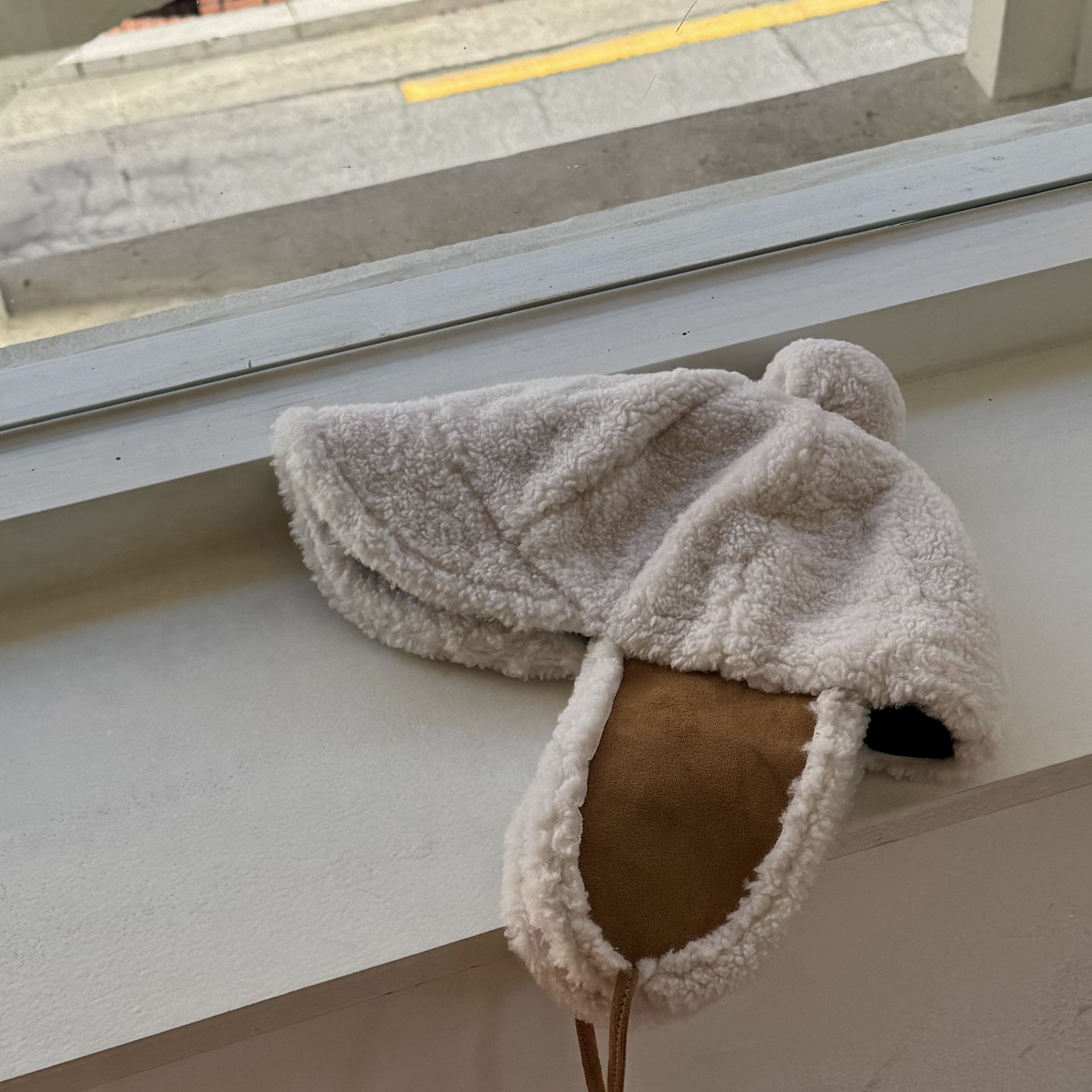 DE23羔羊毛拼接麂皮遮耳帽(白/咖/黑，不折扣)