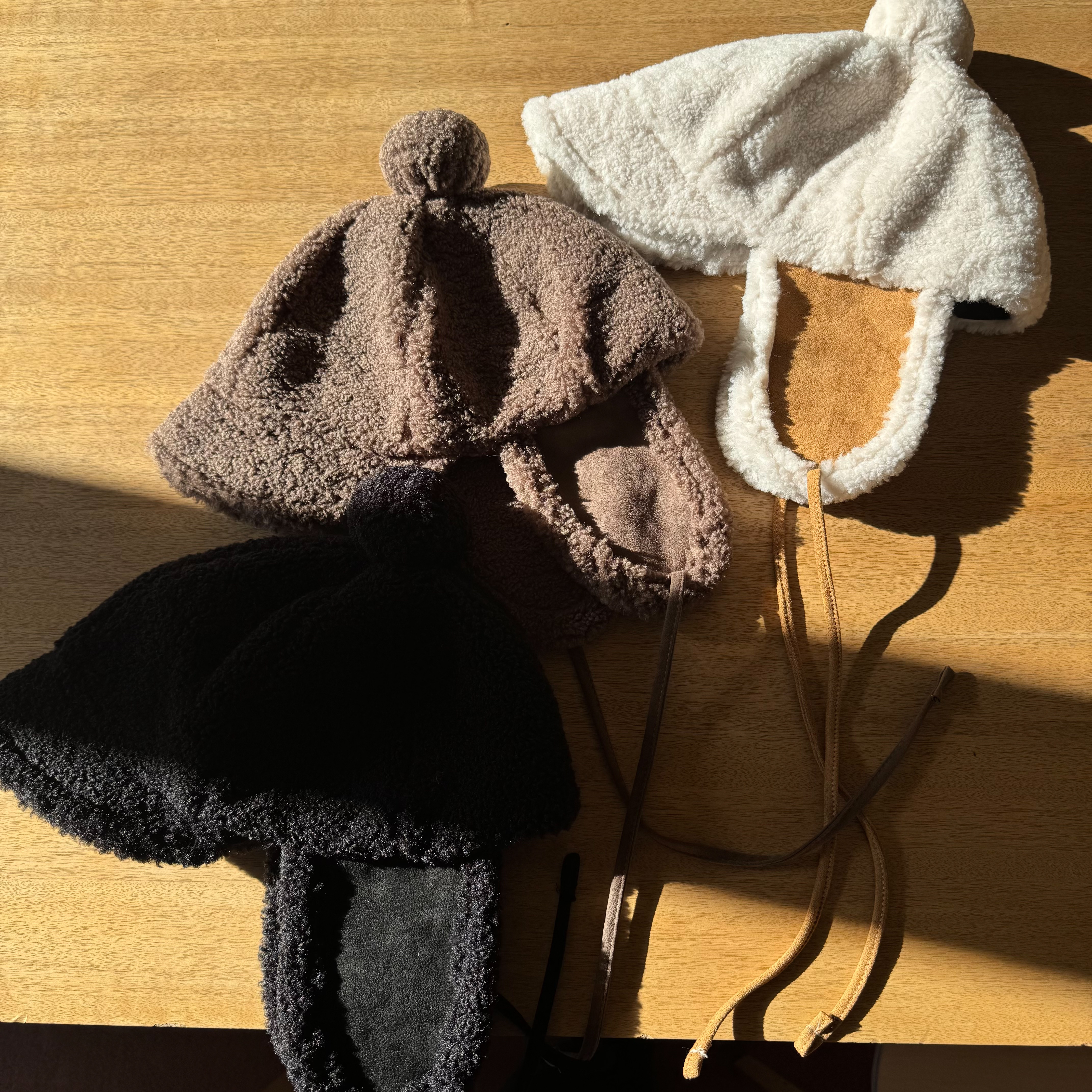 DE23羔羊毛拼接麂皮遮耳帽(白/咖/黑，不折扣)