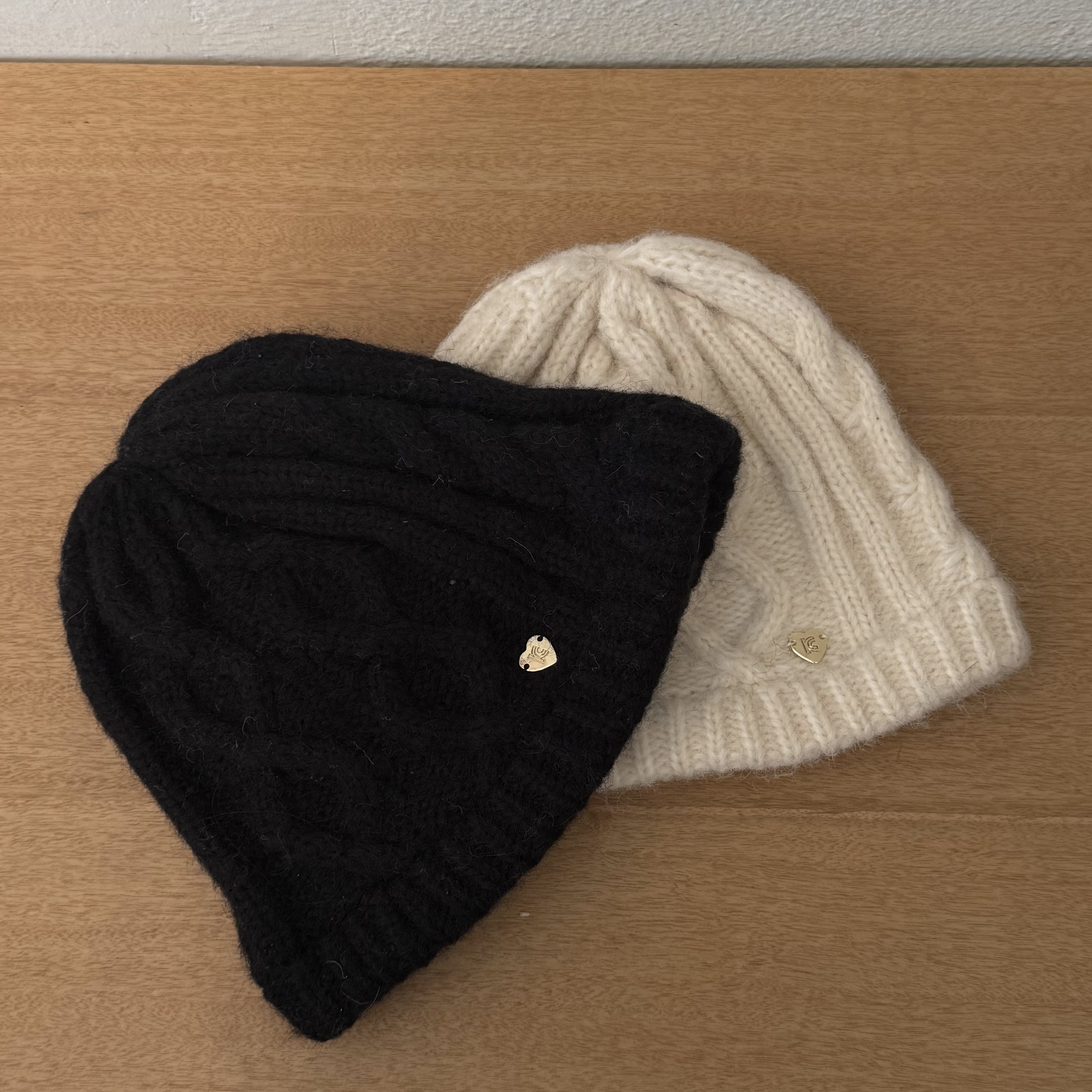 DE20愛心小金屬標針織帽(白/黑，不折扣)