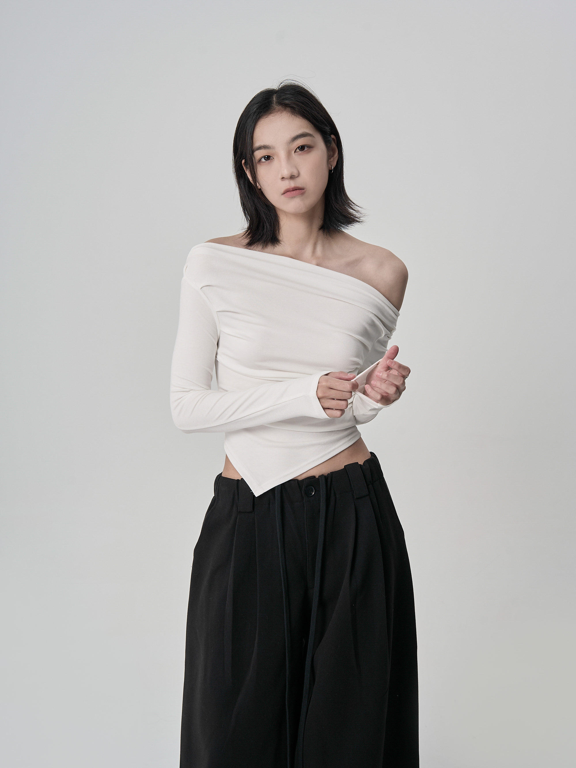 彈性斜肩抓皺長袖-白