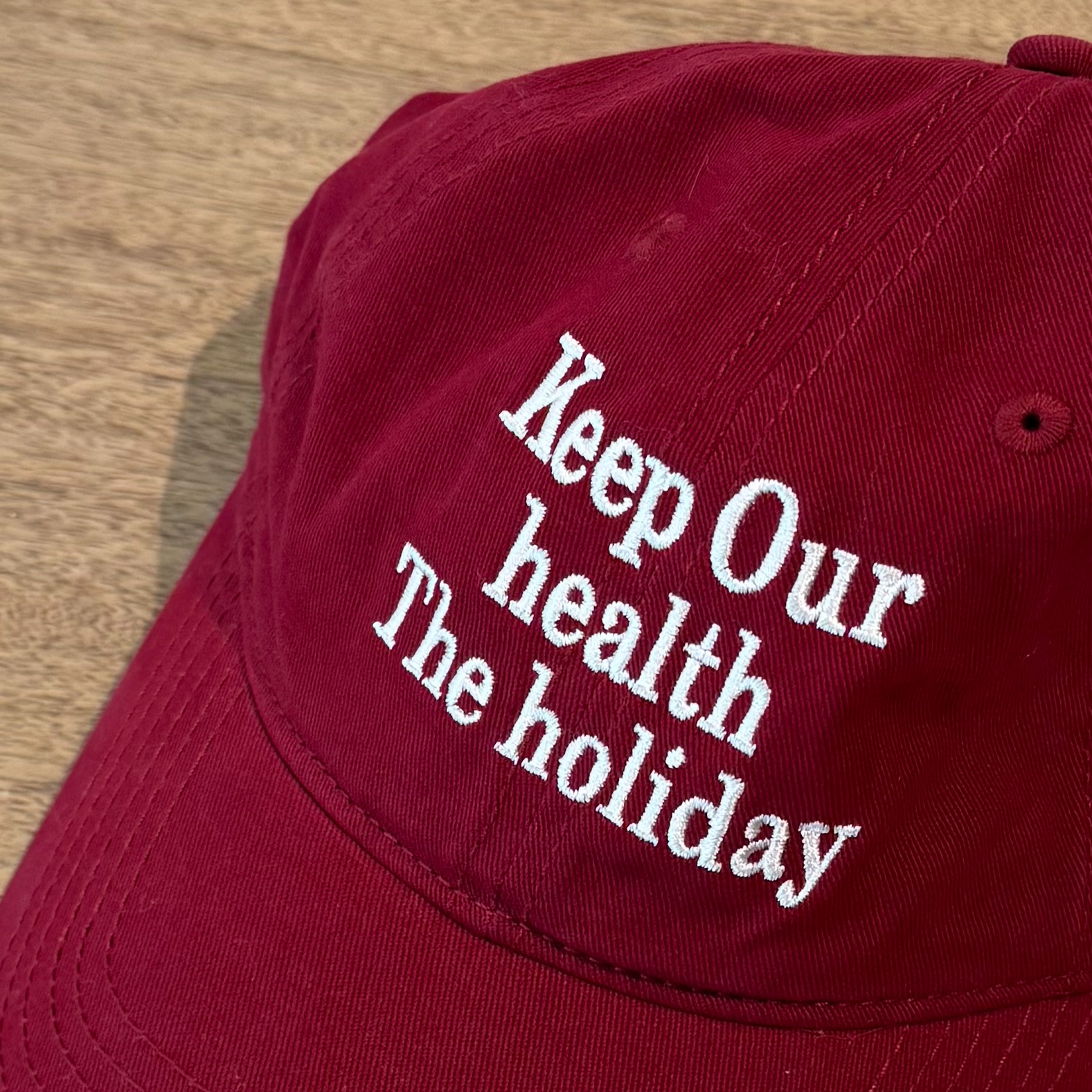 DE17英文刺繡棒球帽(紅/黑，不折扣)