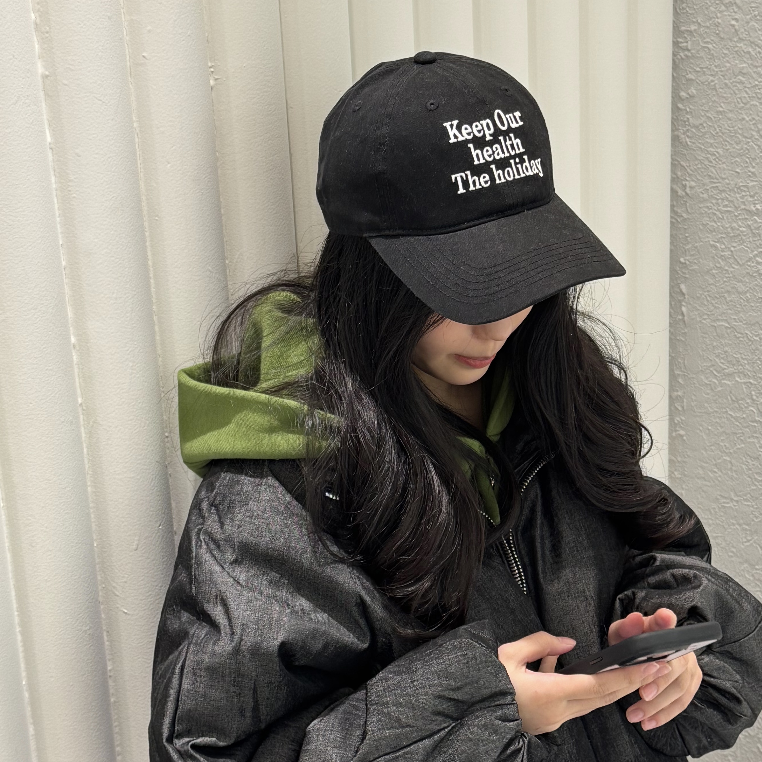 DE17英文刺繡棒球帽(紅/黑，不折扣)