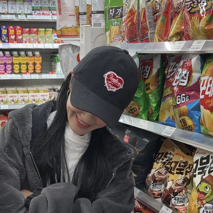 DE16絨感紅心布標棒球帽(不折扣)