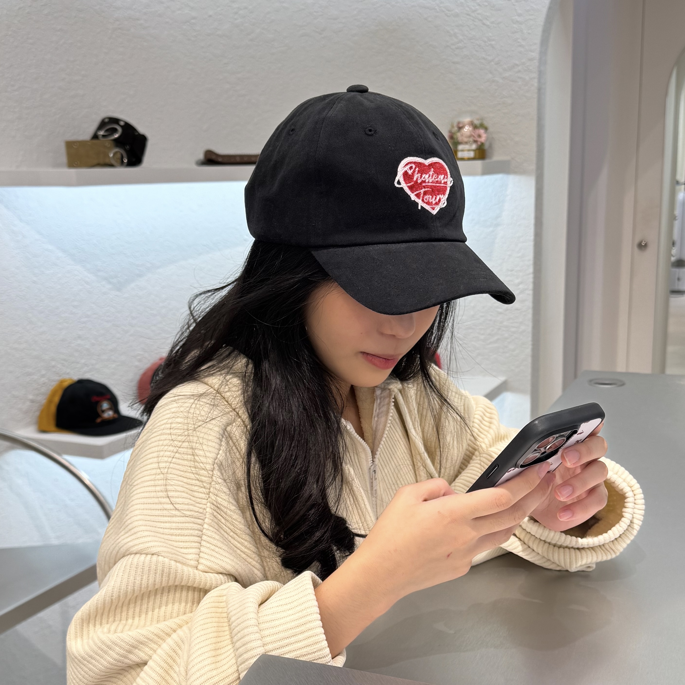 DE16絨感紅心布標棒球帽(不折扣)