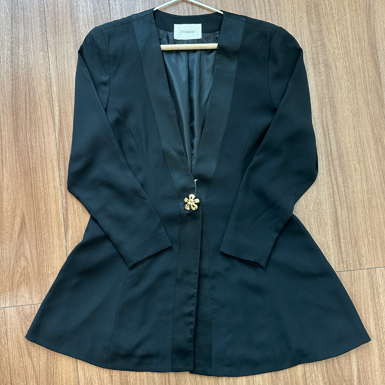 黑色配金花鈕扣西裝外套