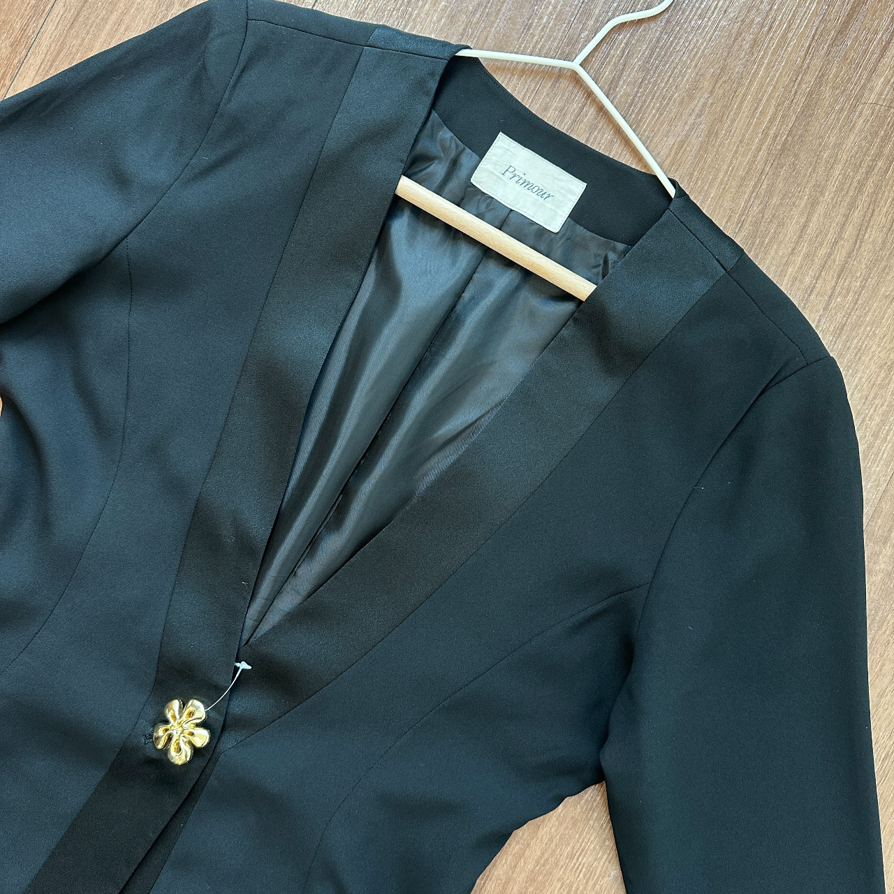 黑色配金花鈕扣西裝外套