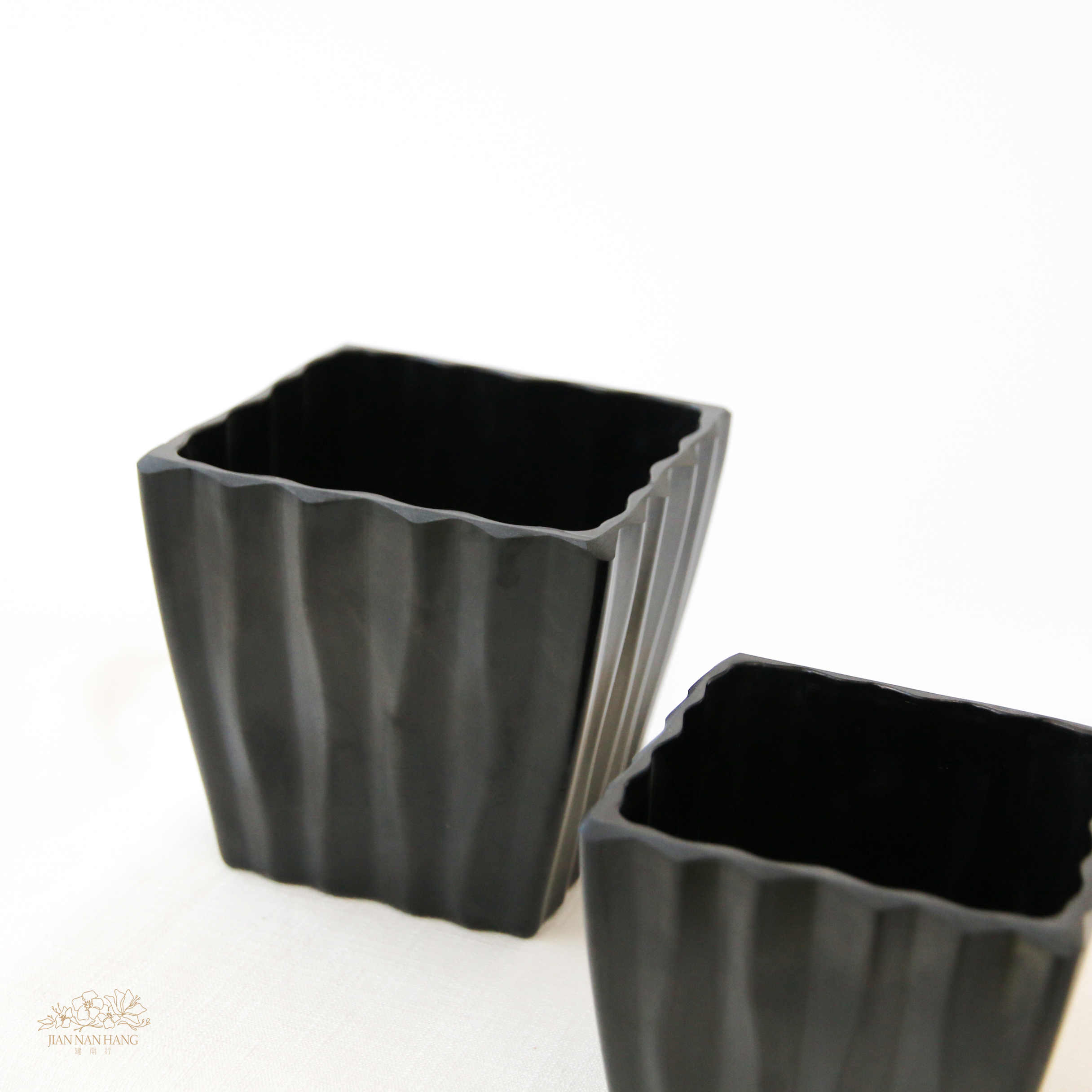 塑膠花器 方形不規則波紋 黑 2尺寸