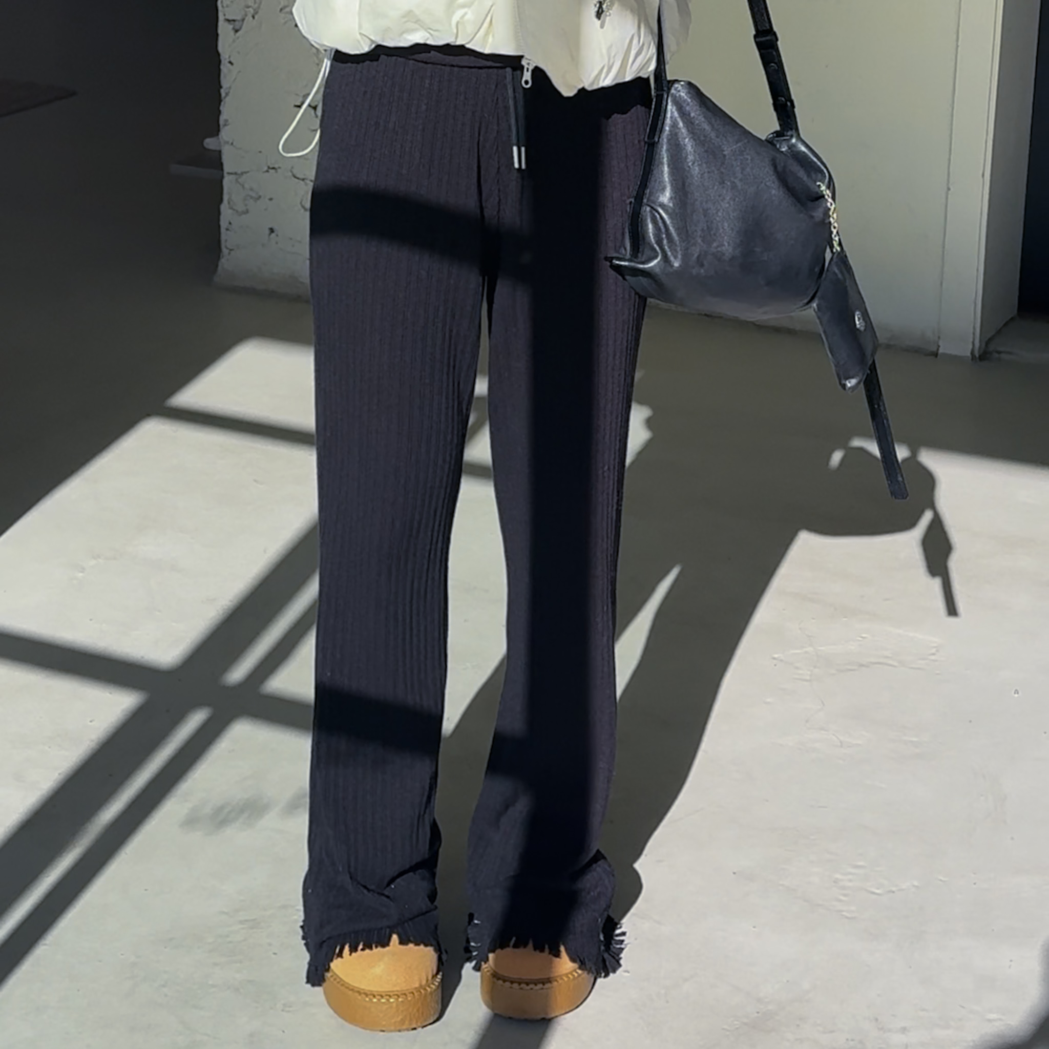 DE11自訂款-褲腳破壞不收邊針織彈性褲(黑)