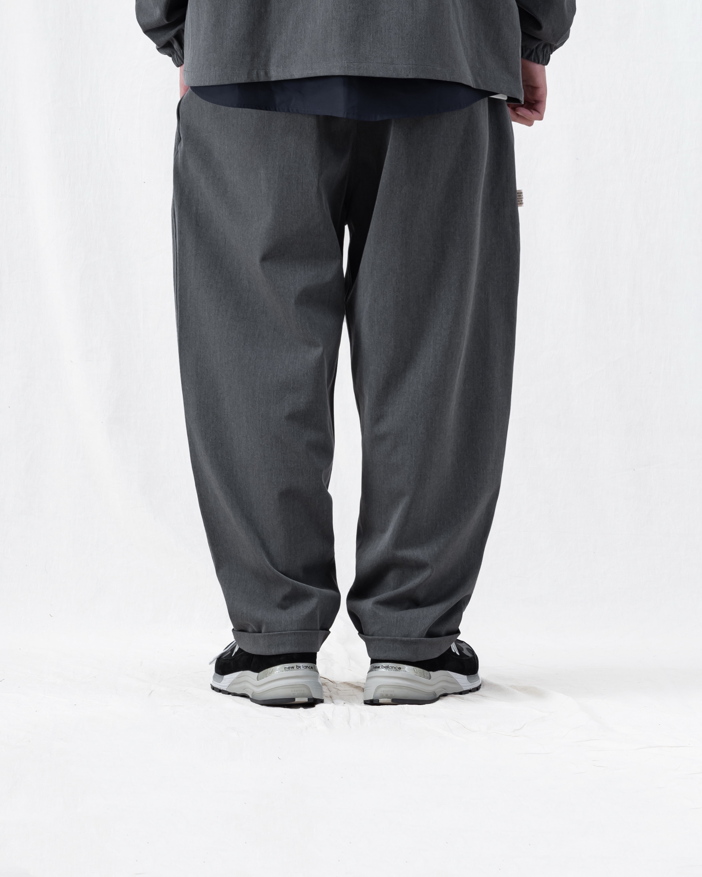 PERSEVERE SUITING PLEATED TAPERED TROUSERS 休閒感都會套裝 – 立體雙摺錐形休閒褲 淺灰正面